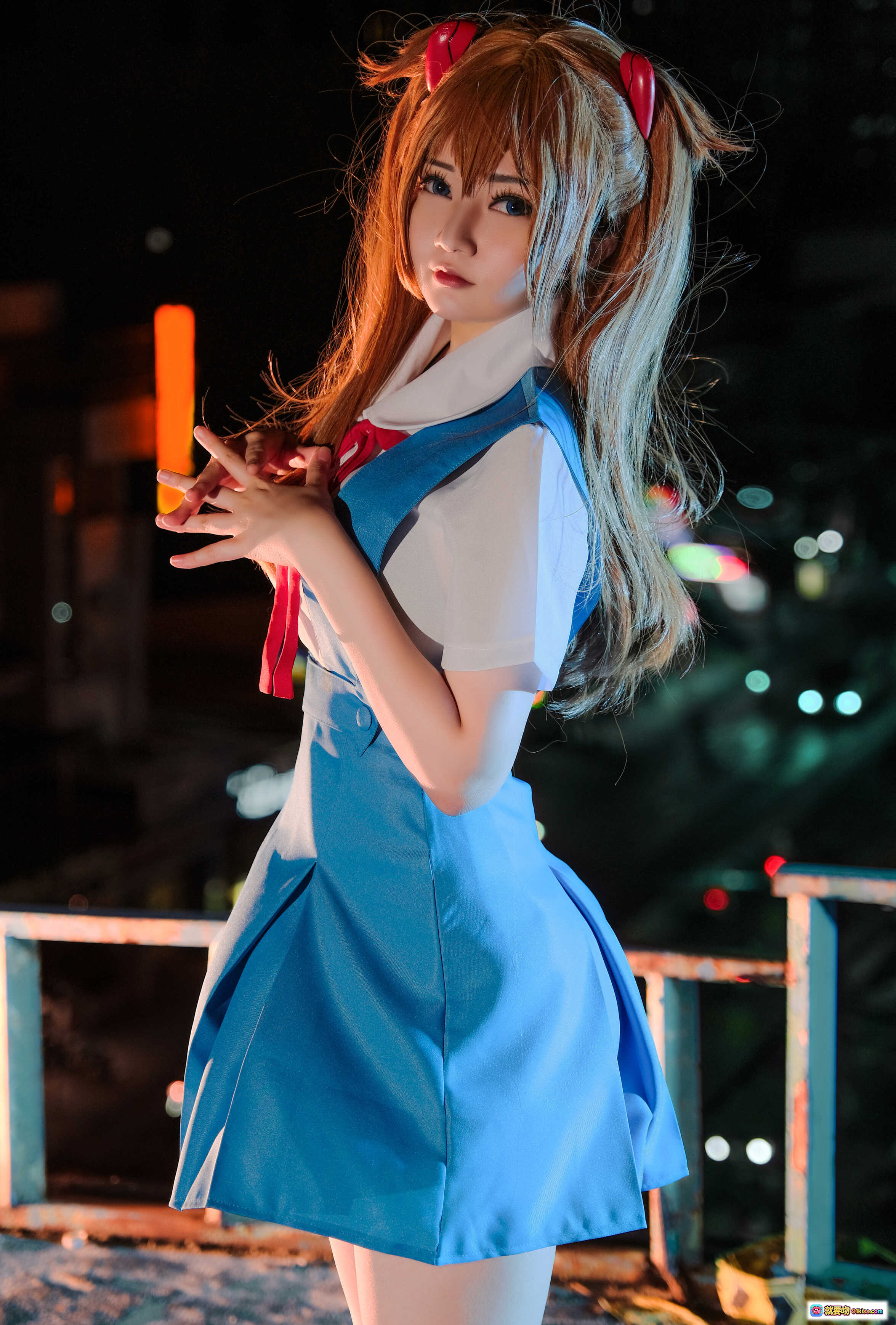 图片[4] - 明日香Cosplay夜景写真 | 蓝白校服双马尾 | 城市灯光背景 | 高清23P美图 - 就要吻