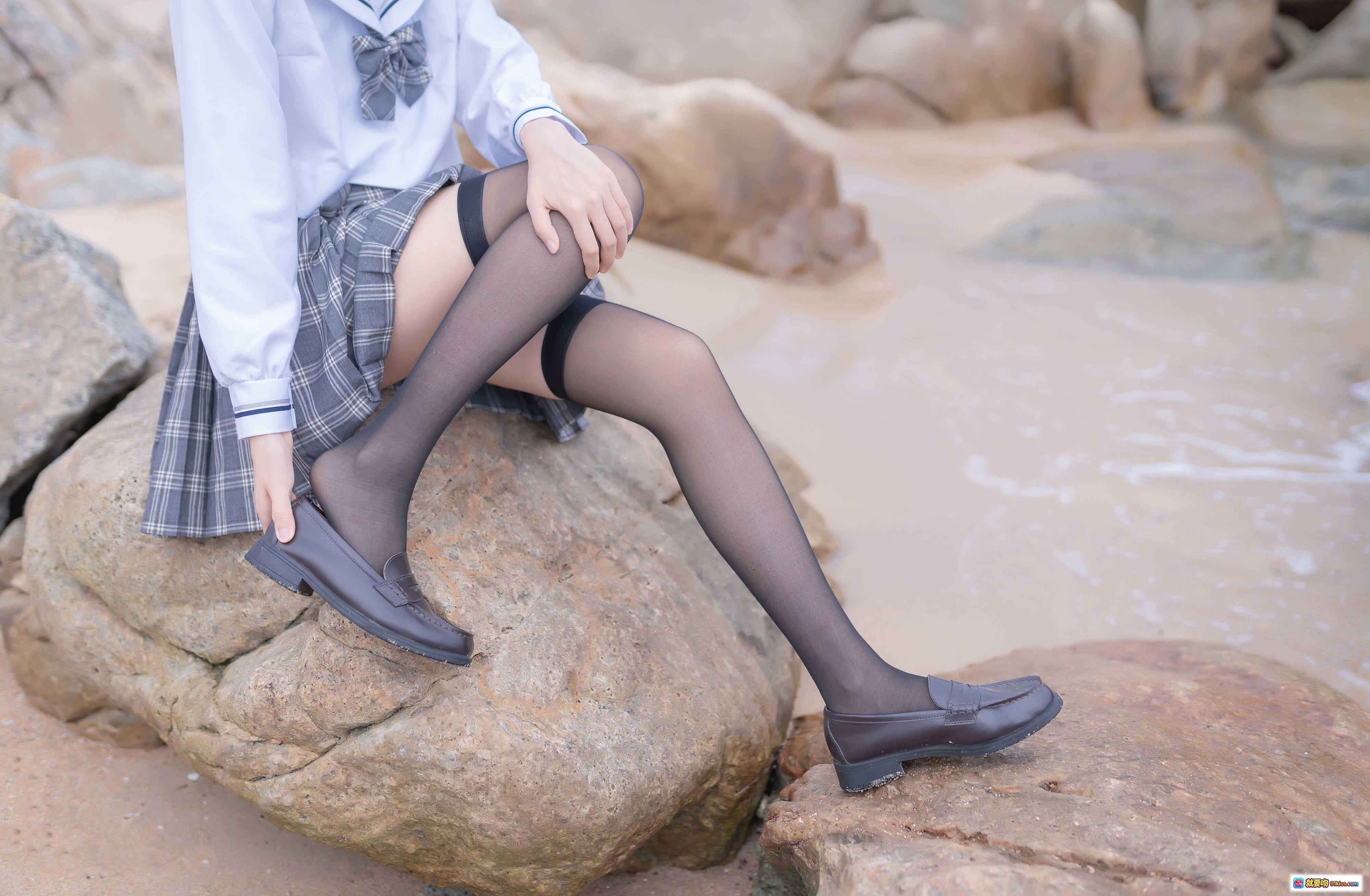 图片[8] - 木绵绵OwO NO.038 海边JK制服写真 黑丝格裙少女岩石海岸自然风清新美拍 - 就要吻