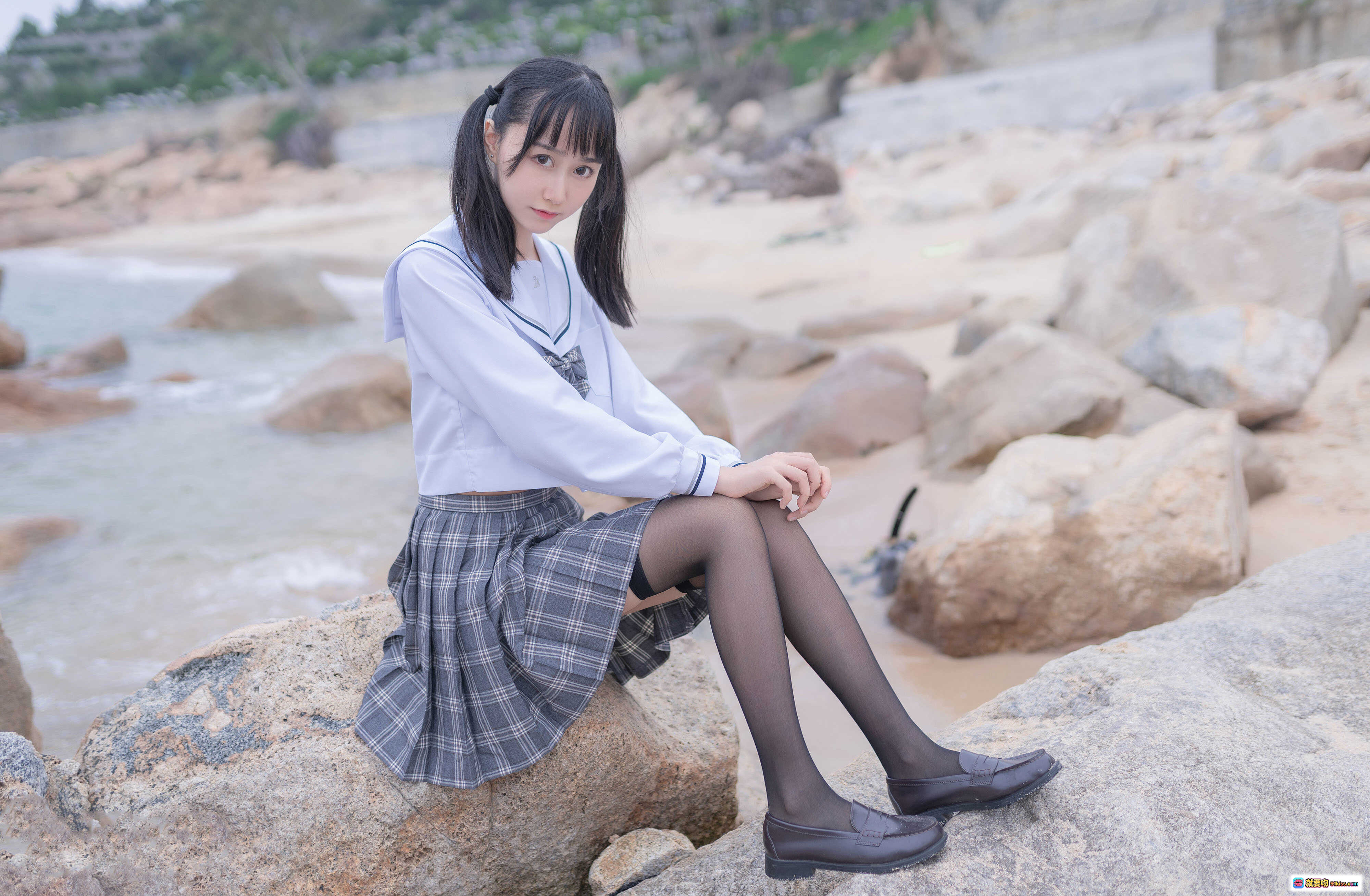 图片[7] - 木绵绵OwO NO.038 海边JK制服写真 黑丝格裙少女岩石海岸自然风清新美拍 - 就要吻