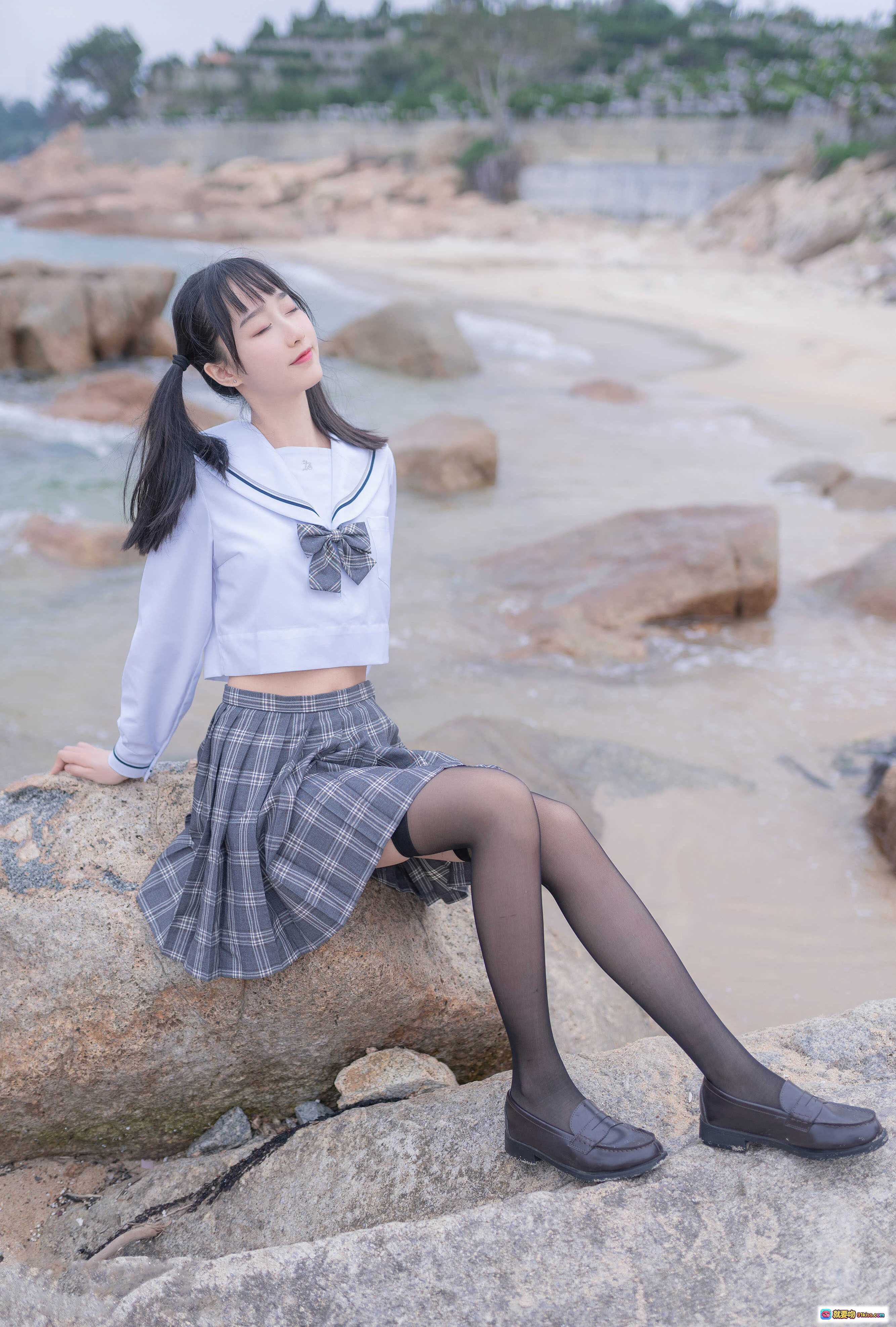 图片[1] - 木绵绵OwO NO.038 海边JK制服写真 黑丝格裙少女岩石海岸自然风清新美拍 - 就要吻