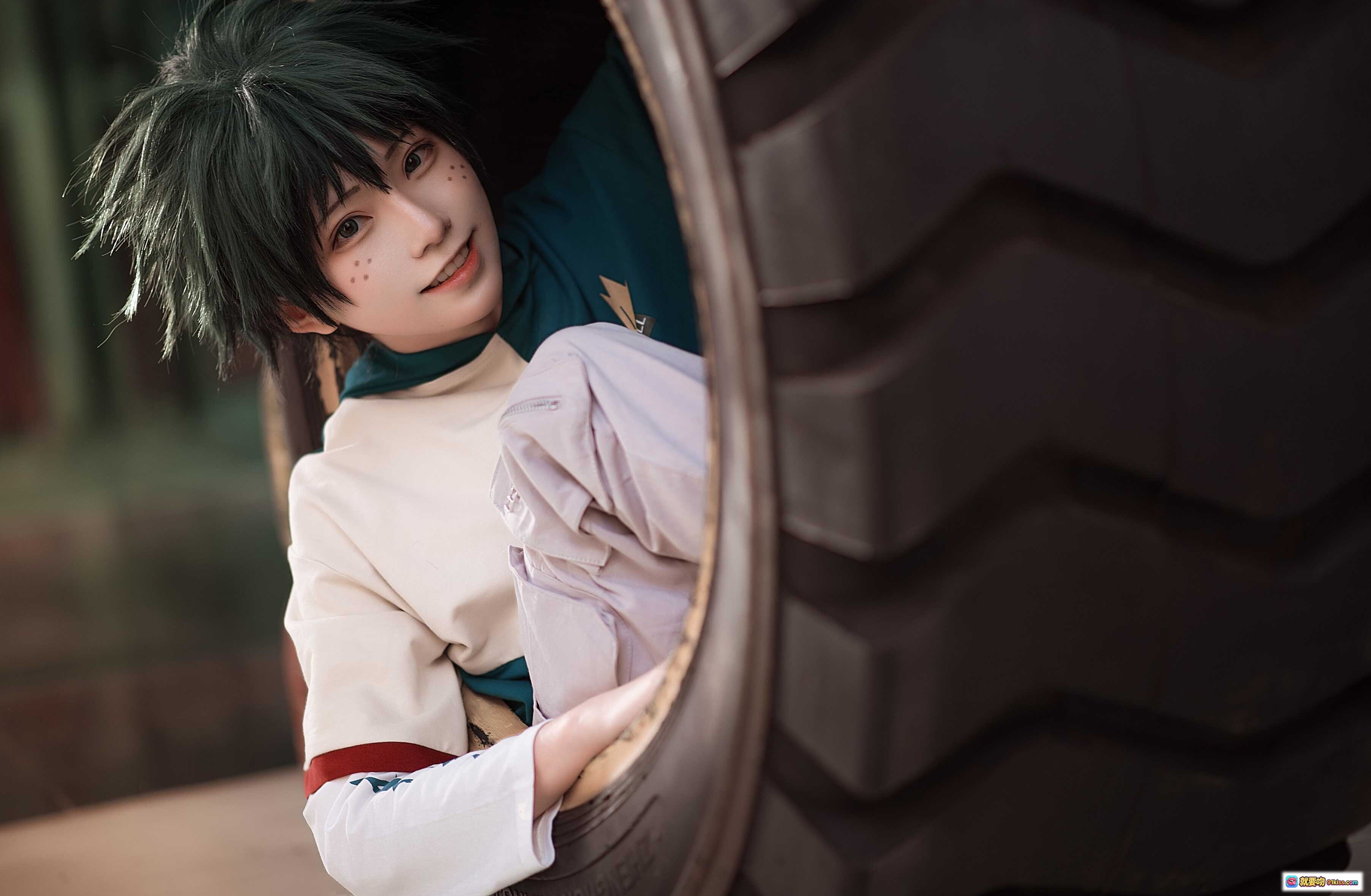 图片[7] - 绿谷出久cosplay | Kitaro_绮太郎NO.066 | 绿发少年街头造型 | 贴纸墙背景 | 休闲运动风穿搭 | 24P高清图集 - 就要吻