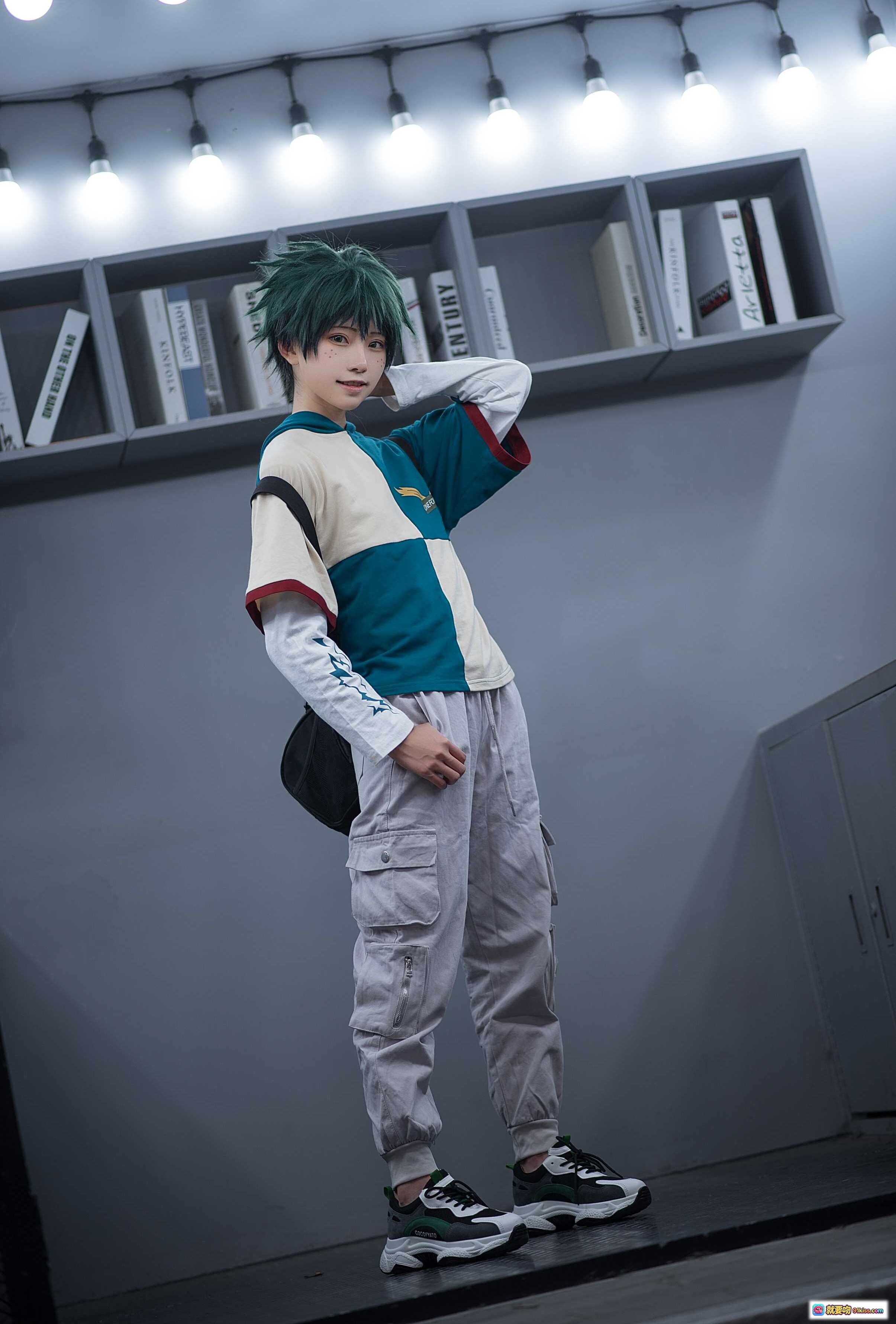 图片[6] - 绿谷出久cosplay | Kitaro_绮太郎NO.066 | 绿发少年街头造型 | 贴纸墙背景 | 休闲运动风穿搭 | 24P高清图集 - 就要吻