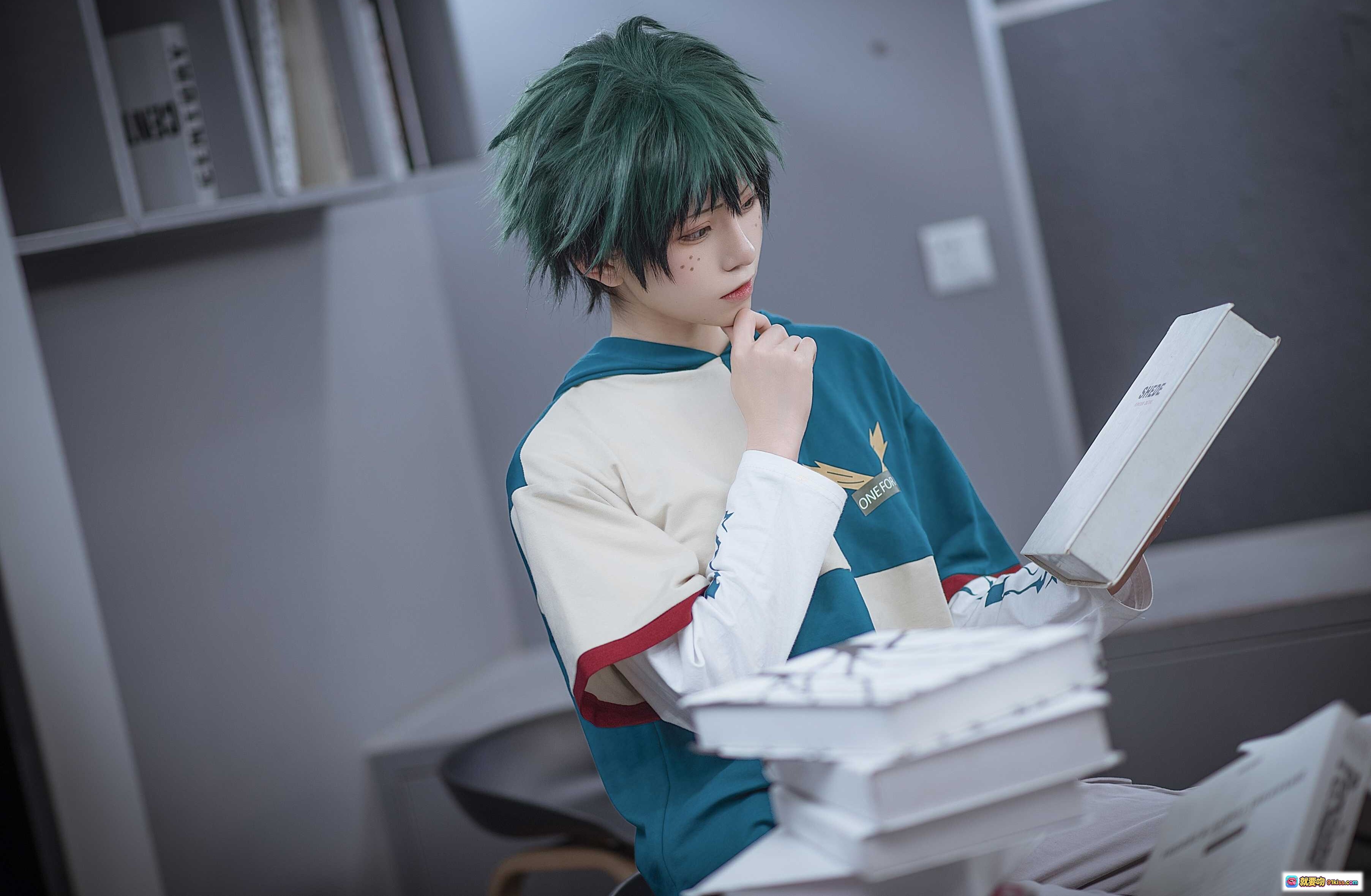 图片[9] - 绿谷出久cosplay | Kitaro_绮太郎NO.066 | 绿发少年街头造型 | 贴纸墙背景 | 休闲运动风穿搭 | 24P高清图集 - 就要吻