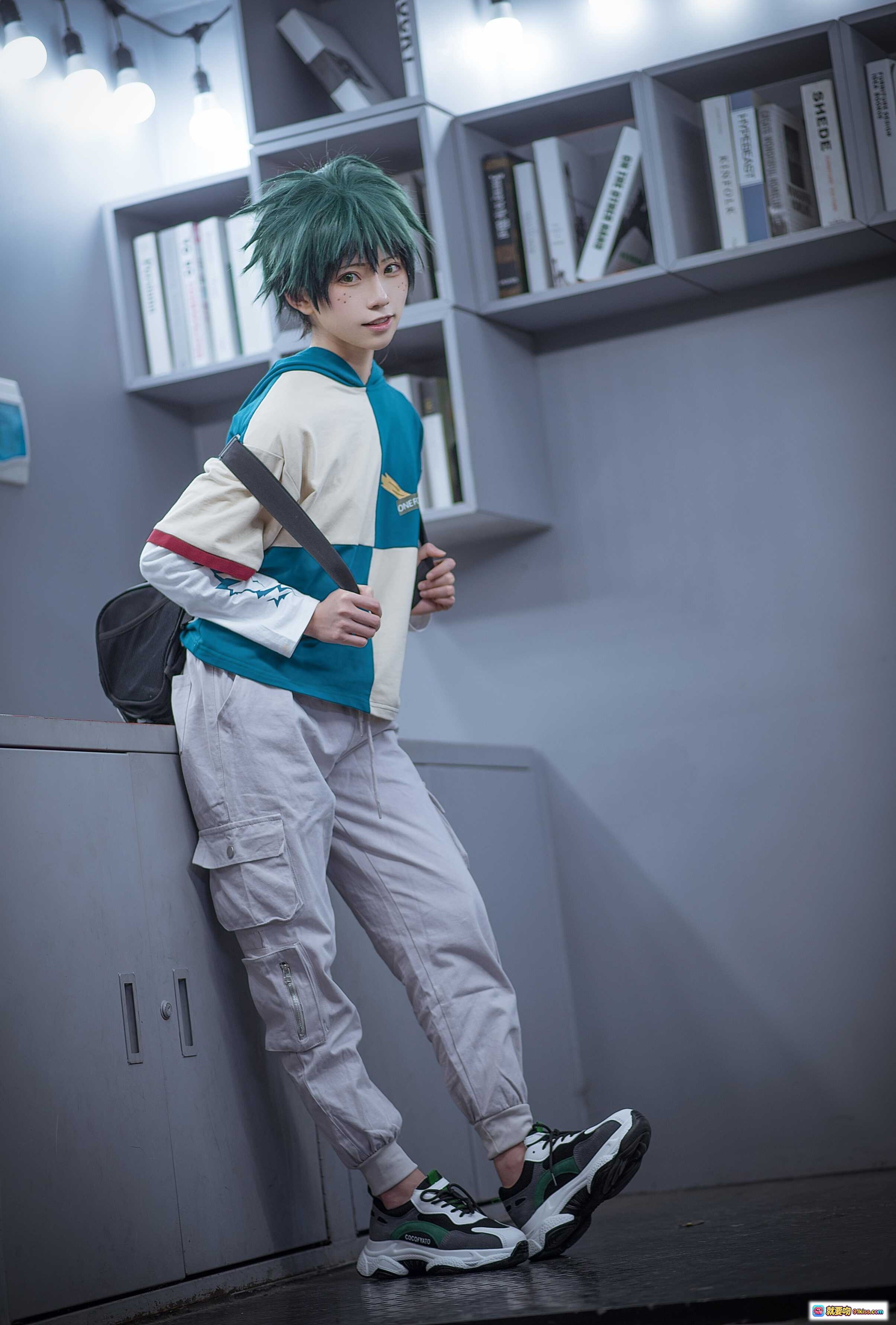 图片[5] - 绿谷出久cosplay | Kitaro_绮太郎NO.066 | 绿发少年街头造型 | 贴纸墙背景 | 休闲运动风穿搭 | 24P高清图集 - 就要吻