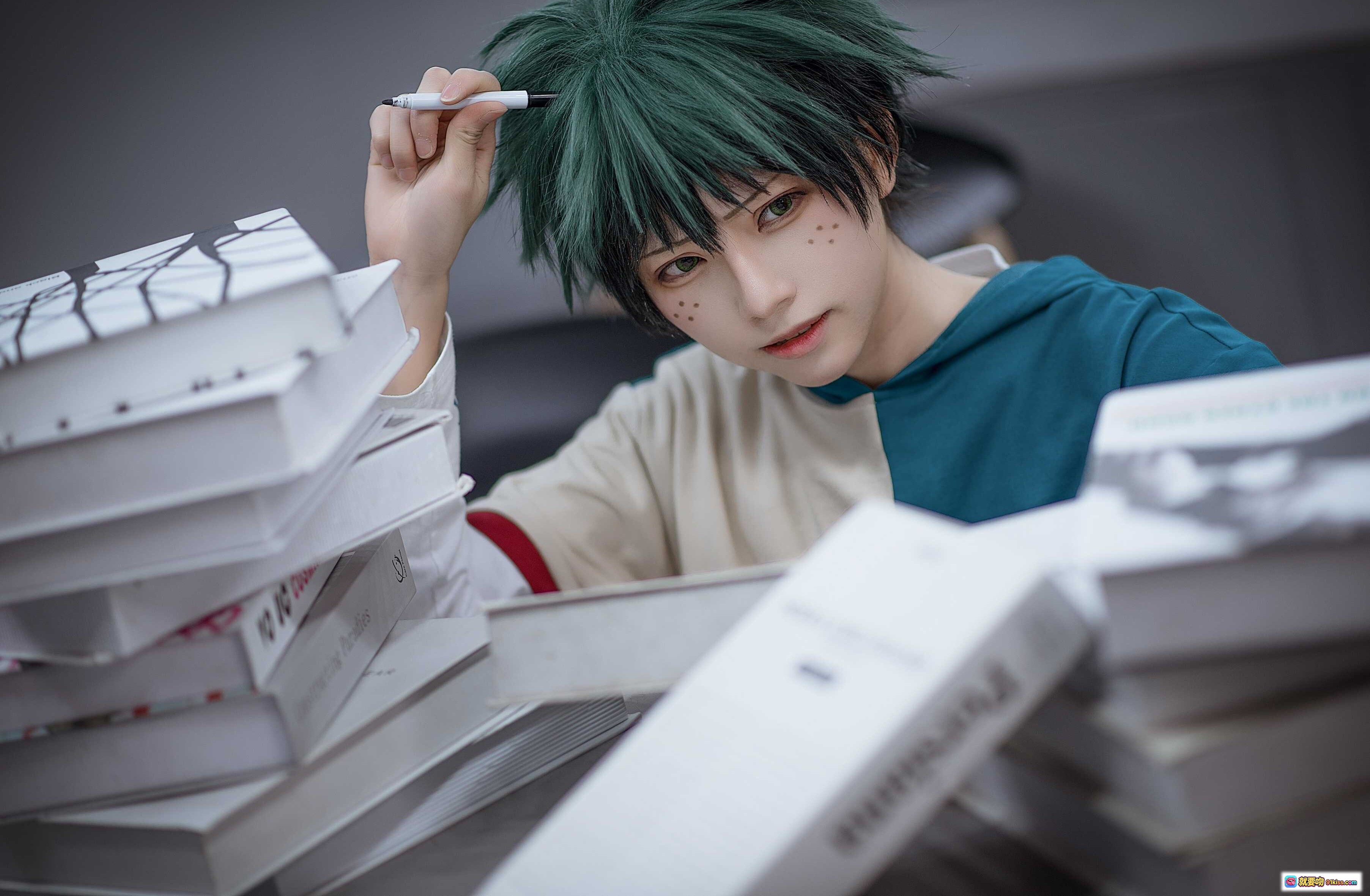 图片[10] - 绿谷出久cosplay | Kitaro_绮太郎NO.066 | 绿发少年街头造型 | 贴纸墙背景 | 休闲运动风穿搭 | 24P高清图集 - 就要吻