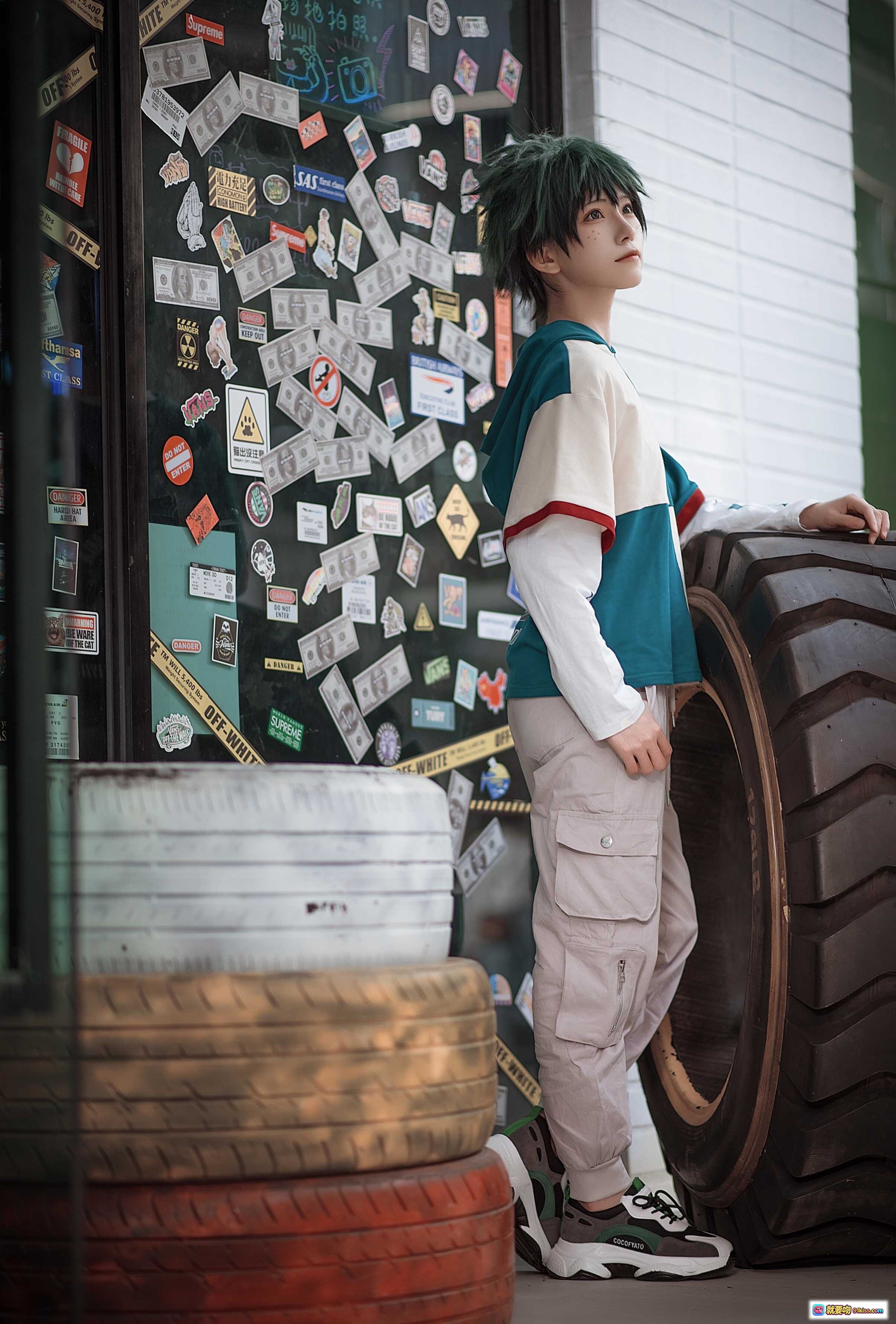 图片[2] - 绿谷出久cosplay | Kitaro_绮太郎NO.066 | 绿发少年街头造型 | 贴纸墙背景 | 休闲运动风穿搭 | 24P高清图集 - 就要吻