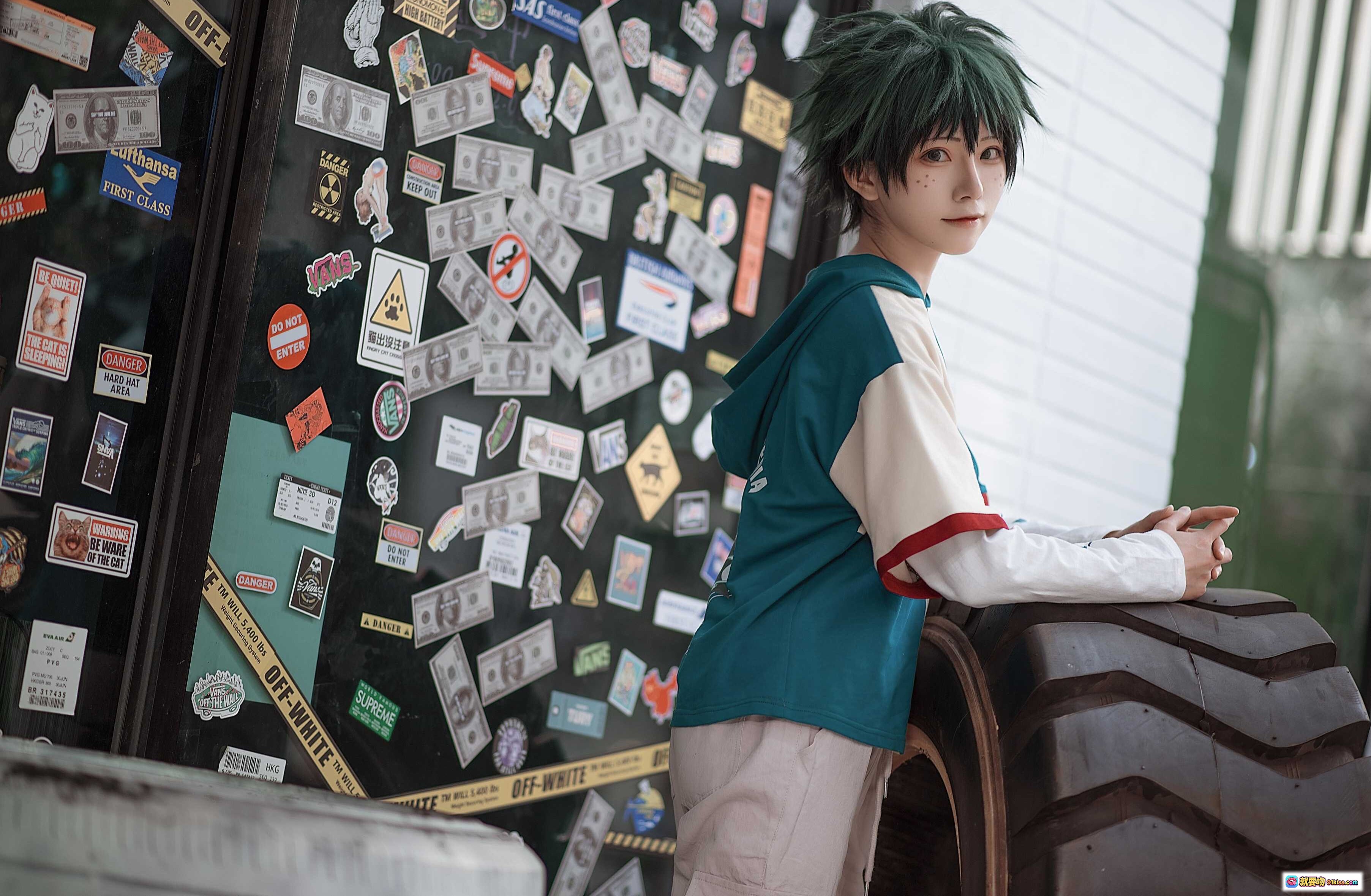 图片[1] - 绿谷出久cosplay | Kitaro_绮太郎NO.066 | 绿发少年街头造型 | 贴纸墙背景 | 休闲运动风穿搭 | 24P高清图集 - 就要吻