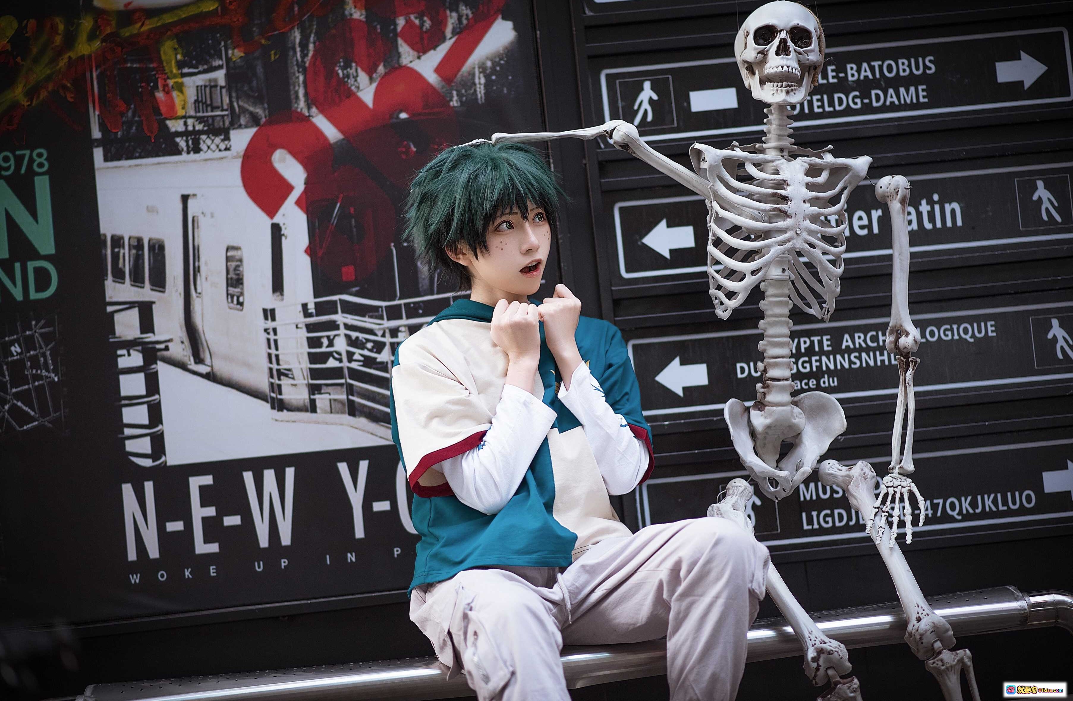 图片[8] - 绿谷出久cosplay | Kitaro_绮太郎NO.066 | 绿发少年街头造型 | 贴纸墙背景 | 休闲运动风穿搭 | 24P高清图集 - 就要吻