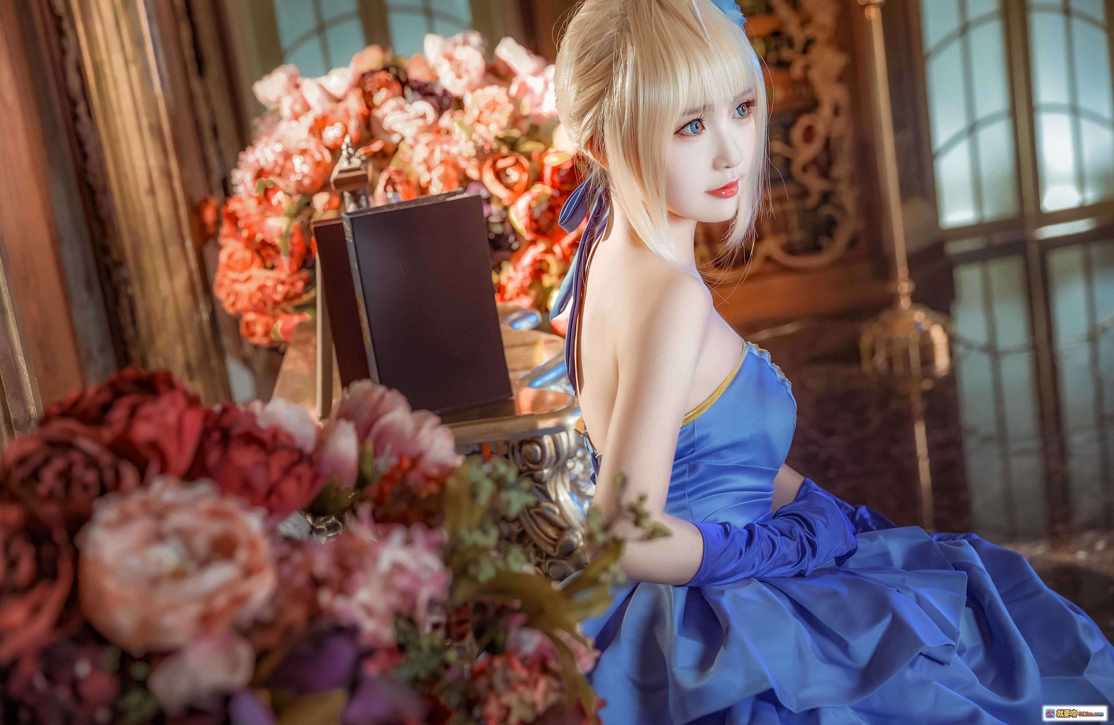 图片[5] - 阿尔托莉雅十周年礼服Cosplay｜蓝色公主裙+华丽花束+古典书房场景+精致妆容+金色吊灯背景 - 就要吻