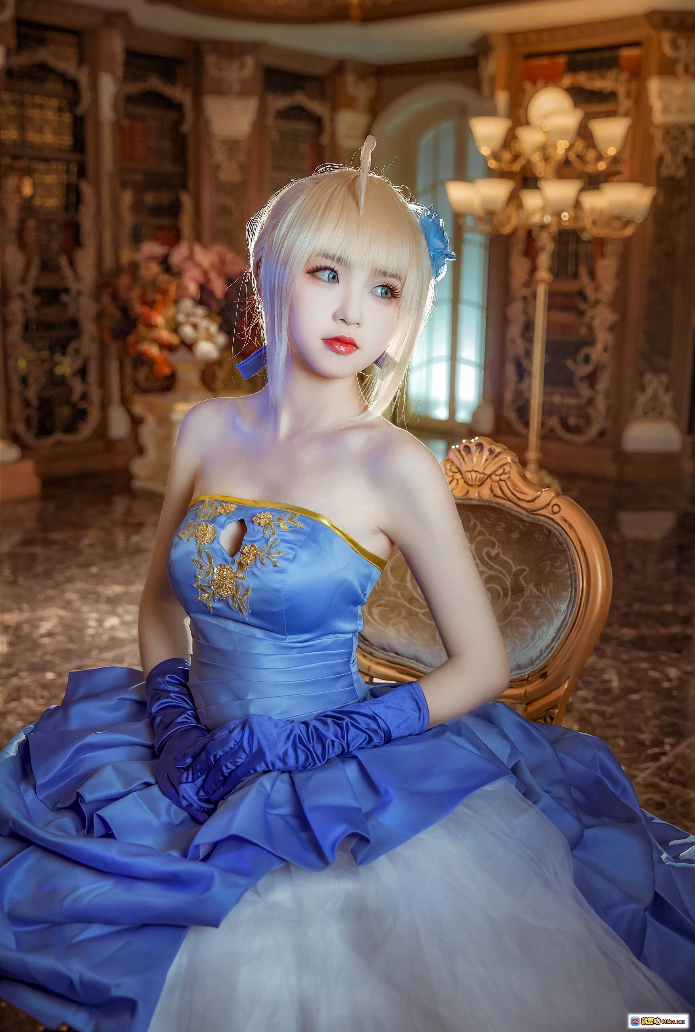 图片[6] - 阿尔托莉雅十周年礼服Cosplay｜蓝色公主裙+华丽花束+古典书房场景+精致妆容+金色吊灯背景 - 就要吻