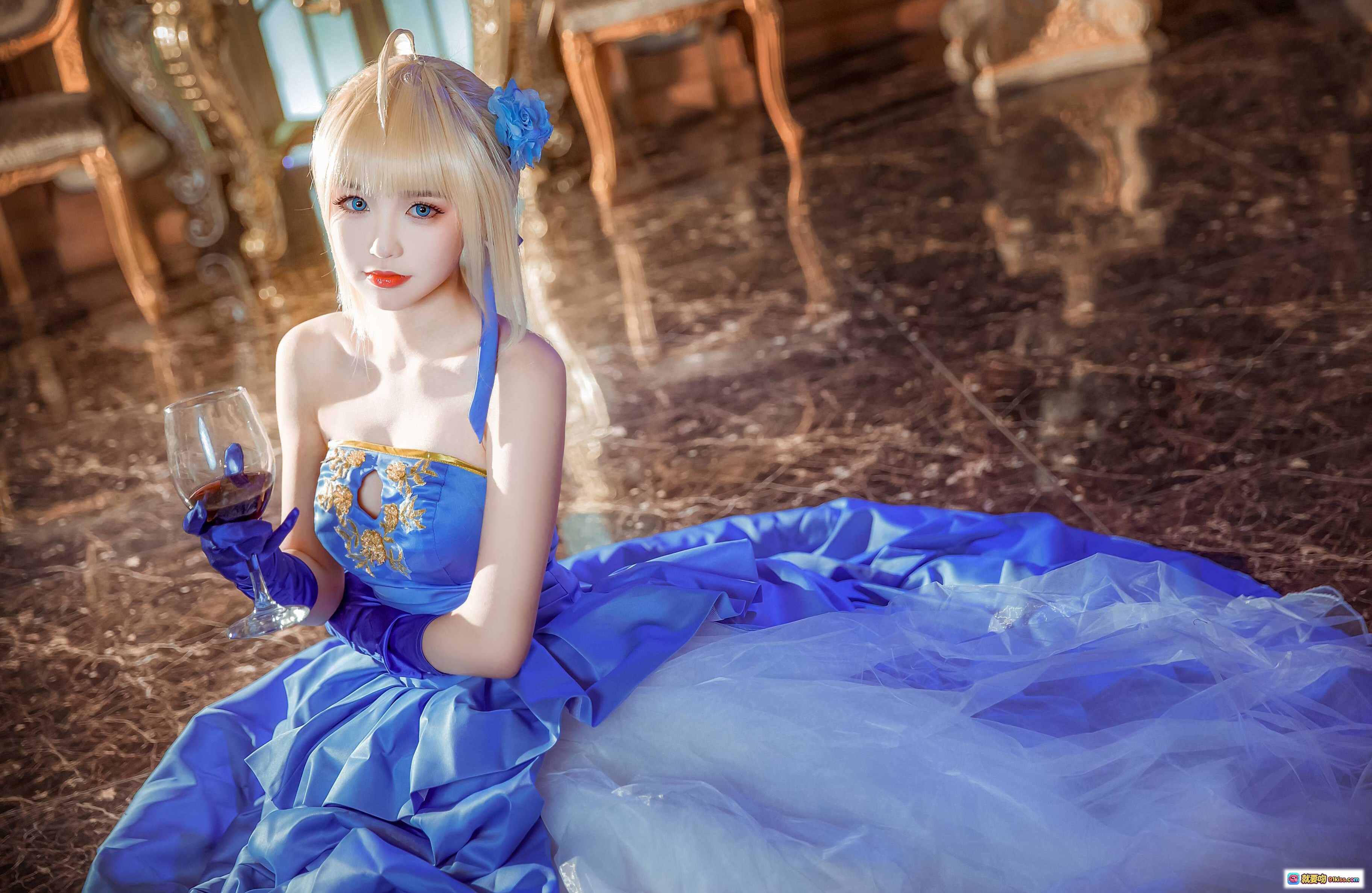 图片[9] - 阿尔托莉雅十周年礼服Cosplay｜蓝色公主裙+华丽花束+古典书房场景+精致妆容+金色吊灯背景 - 就要吻