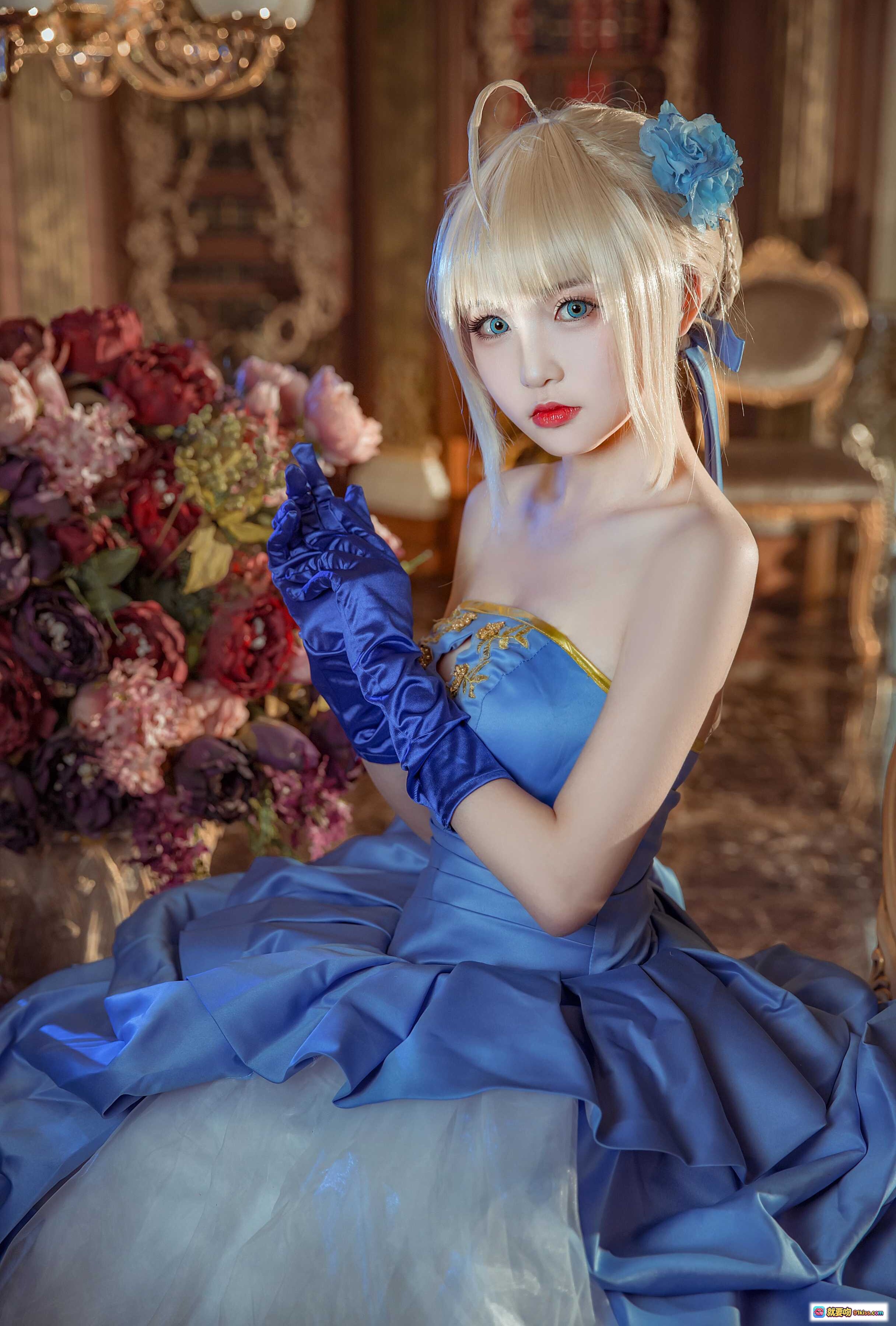 图片[8] - 阿尔托莉雅十周年礼服Cosplay｜蓝色公主裙+华丽花束+古典书房场景+精致妆容+金色吊灯背景 - 就要吻