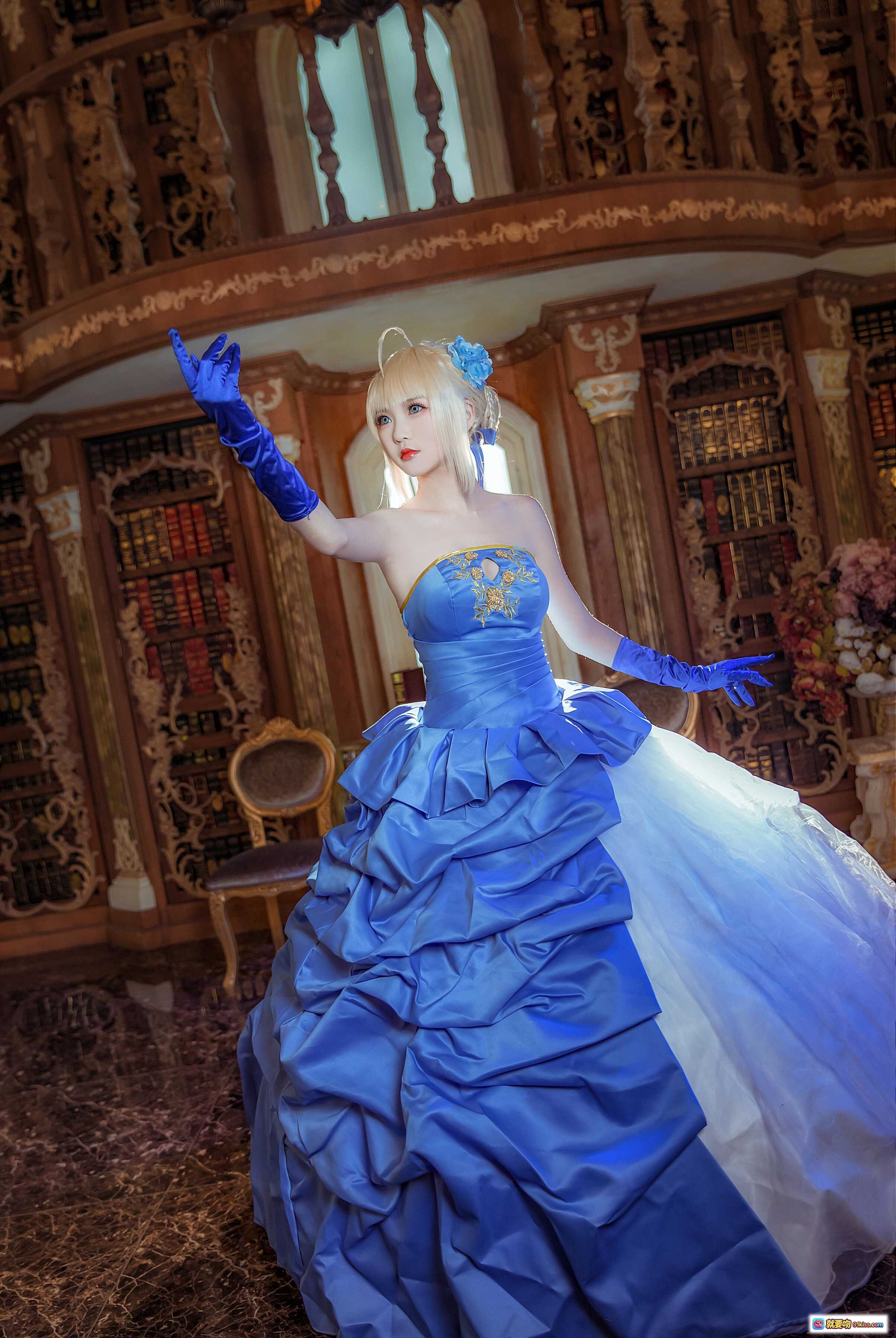 图片[7] - 阿尔托莉雅十周年礼服Cosplay｜蓝色公主裙+华丽花束+古典书房场景+精致妆容+金色吊灯背景 - 就要吻
