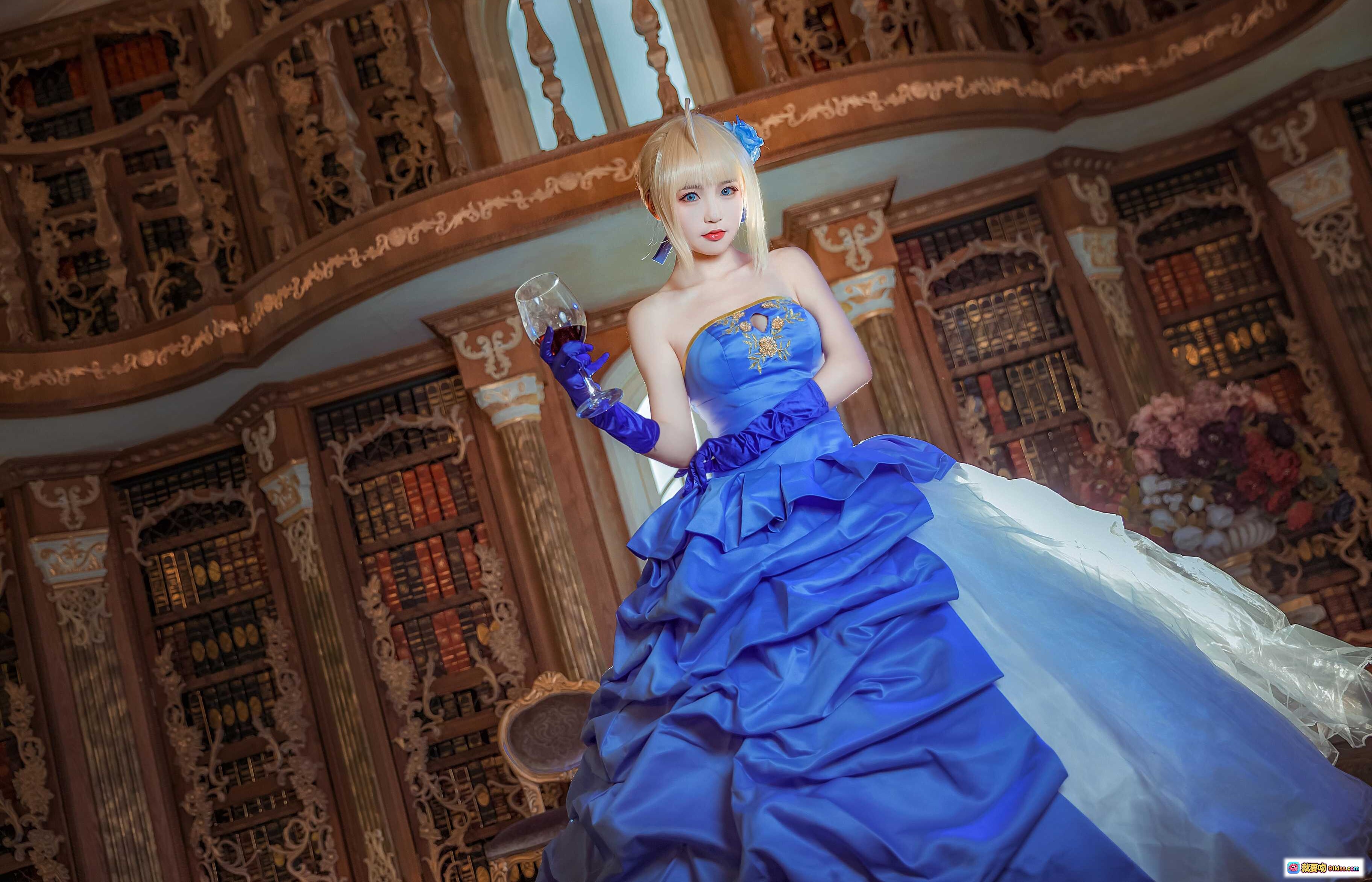 图片[10] - 阿尔托莉雅十周年礼服Cosplay｜蓝色公主裙+华丽花束+古典书房场景+精致妆容+金色吊灯背景 - 就要吻