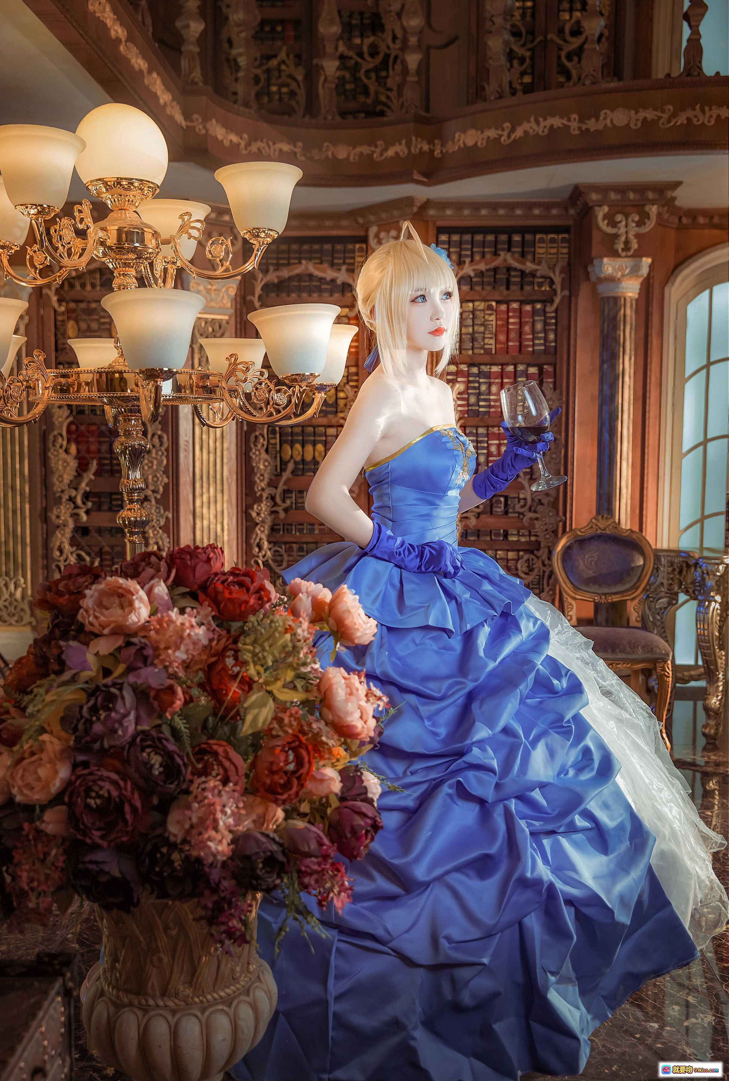 图片[4] - 阿尔托莉雅十周年礼服Cosplay｜蓝色公主裙+华丽花束+古典书房场景+精致妆容+金色吊灯背景 - 就要吻