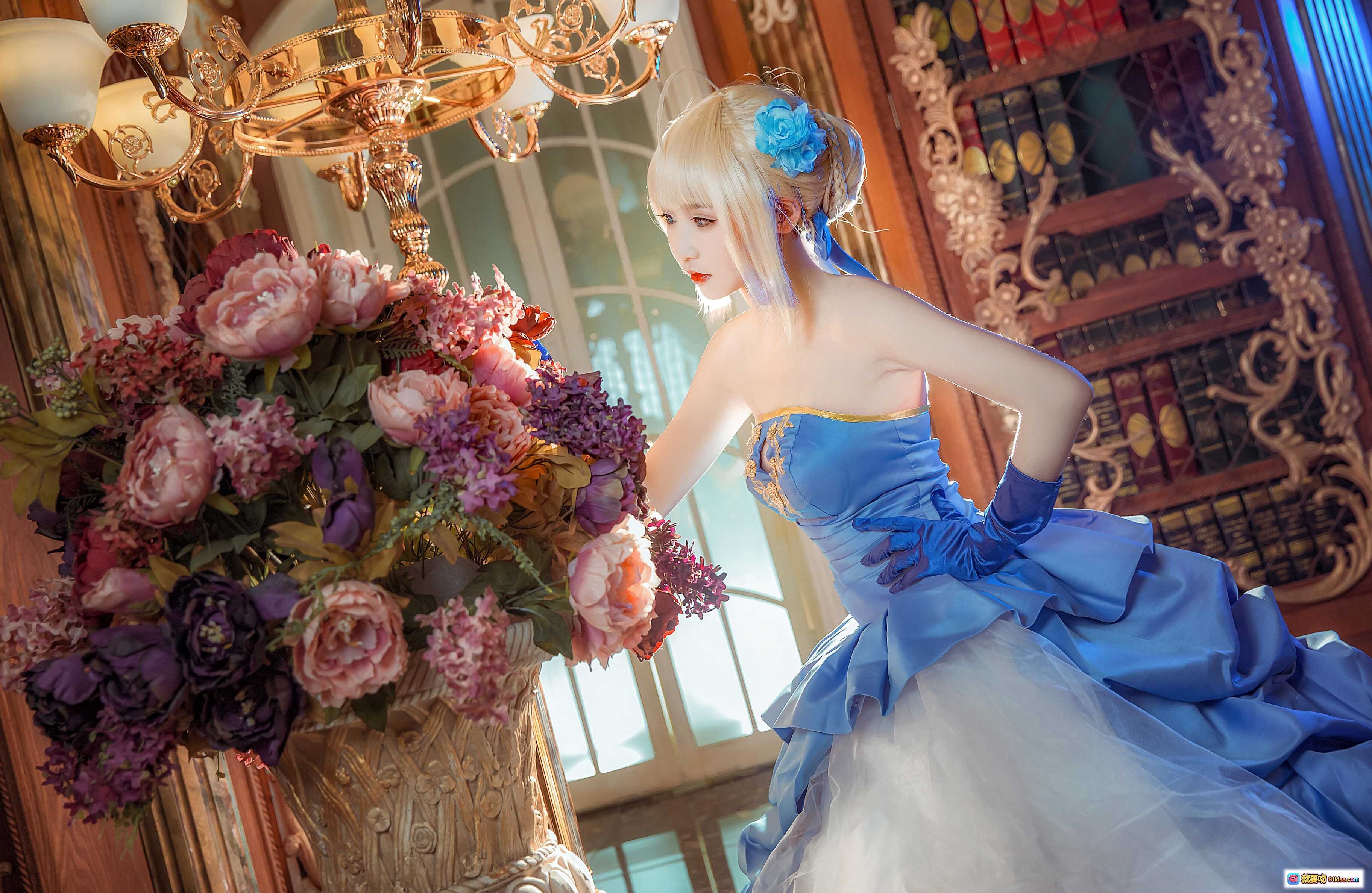 图片[1] - 阿尔托莉雅十周年礼服Cosplay｜蓝色公主裙+华丽花束+古典书房场景+精致妆容+金色吊灯背景 - 就要吻