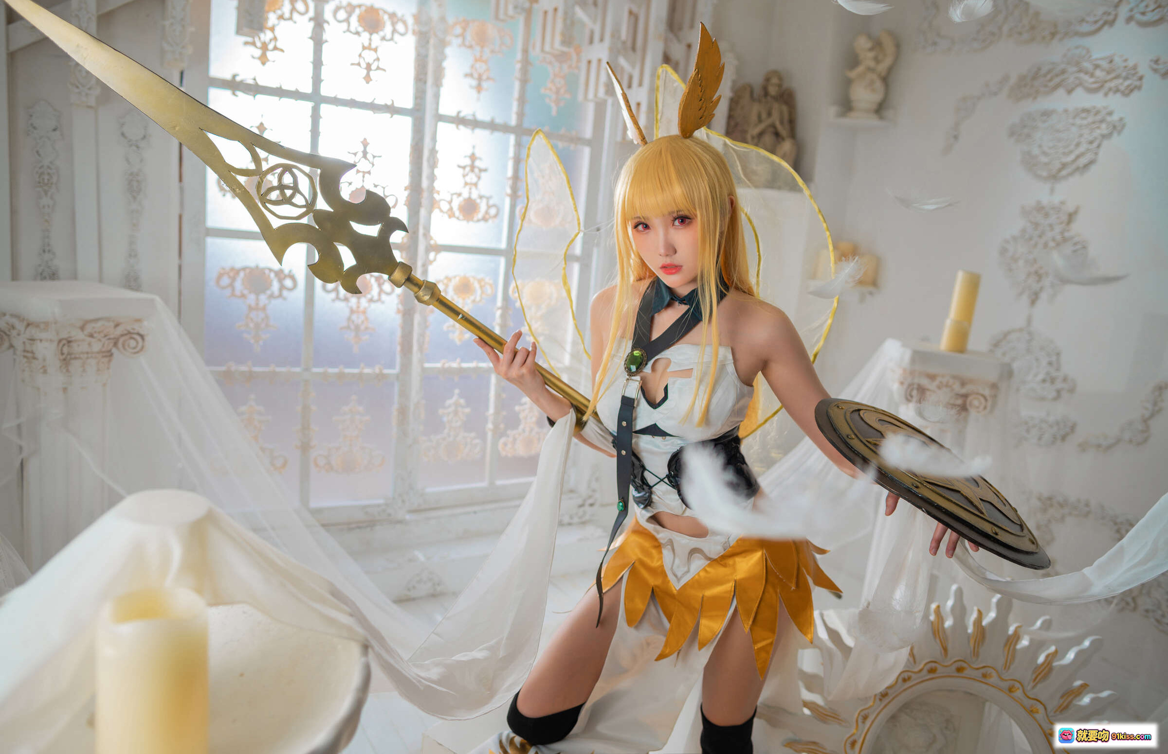 图片[4] - 瓜希酱NO.019瓦尔基里Cosplay写真｜金发双马尾女神造型｜华丽白金战甲｜神圣教堂场景｜精致道具盾剑｜高筒黑袜美腿｜梦幻柔光氛围 - 就要吻