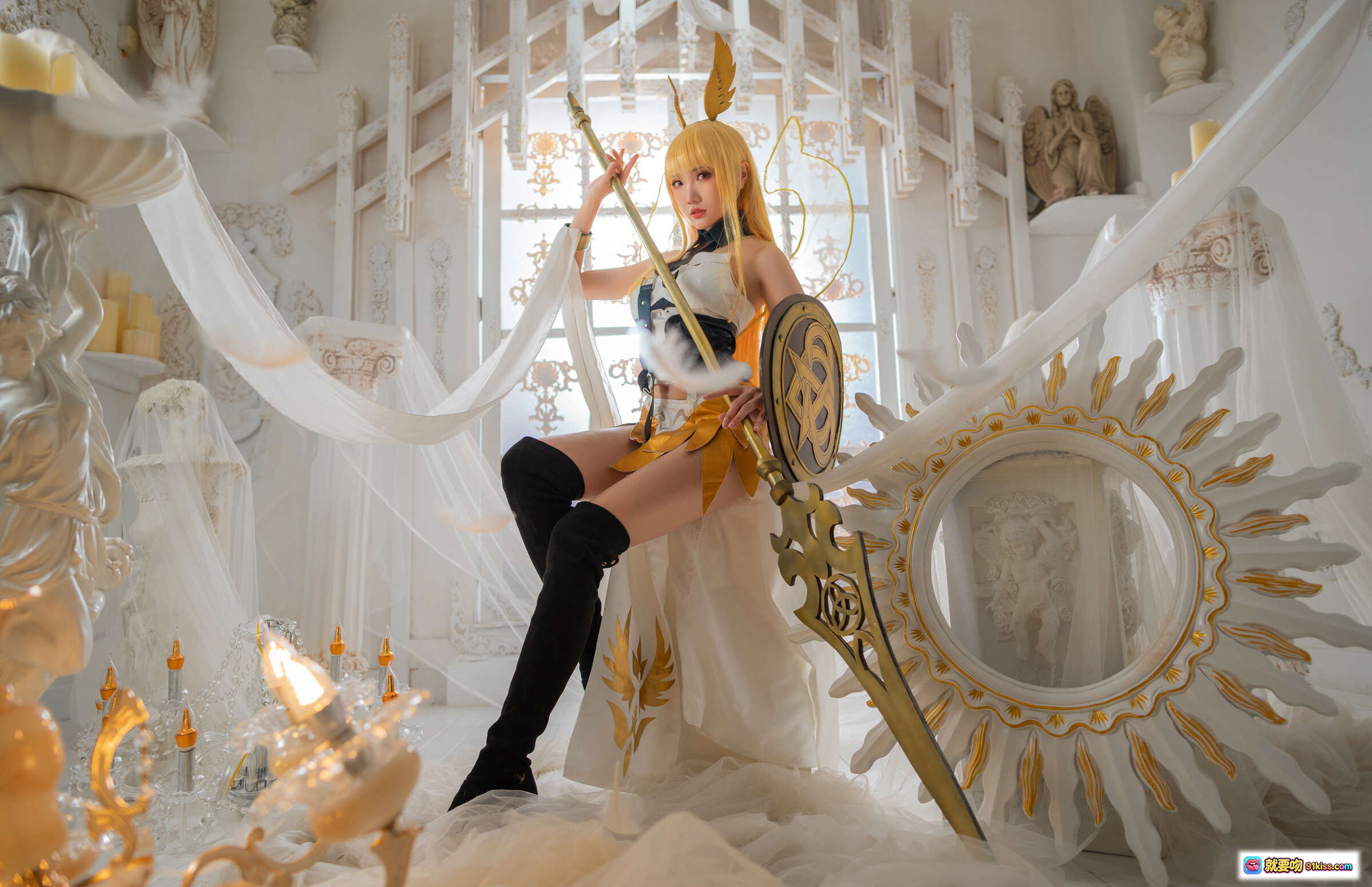 瓜希酱NO.019瓦尔基里Cosplay写真｜金发双马尾女神造型｜华丽白金战甲｜神圣教堂场景｜精致道具盾剑｜高筒黑袜美腿｜梦幻柔光氛围 - 就要吻