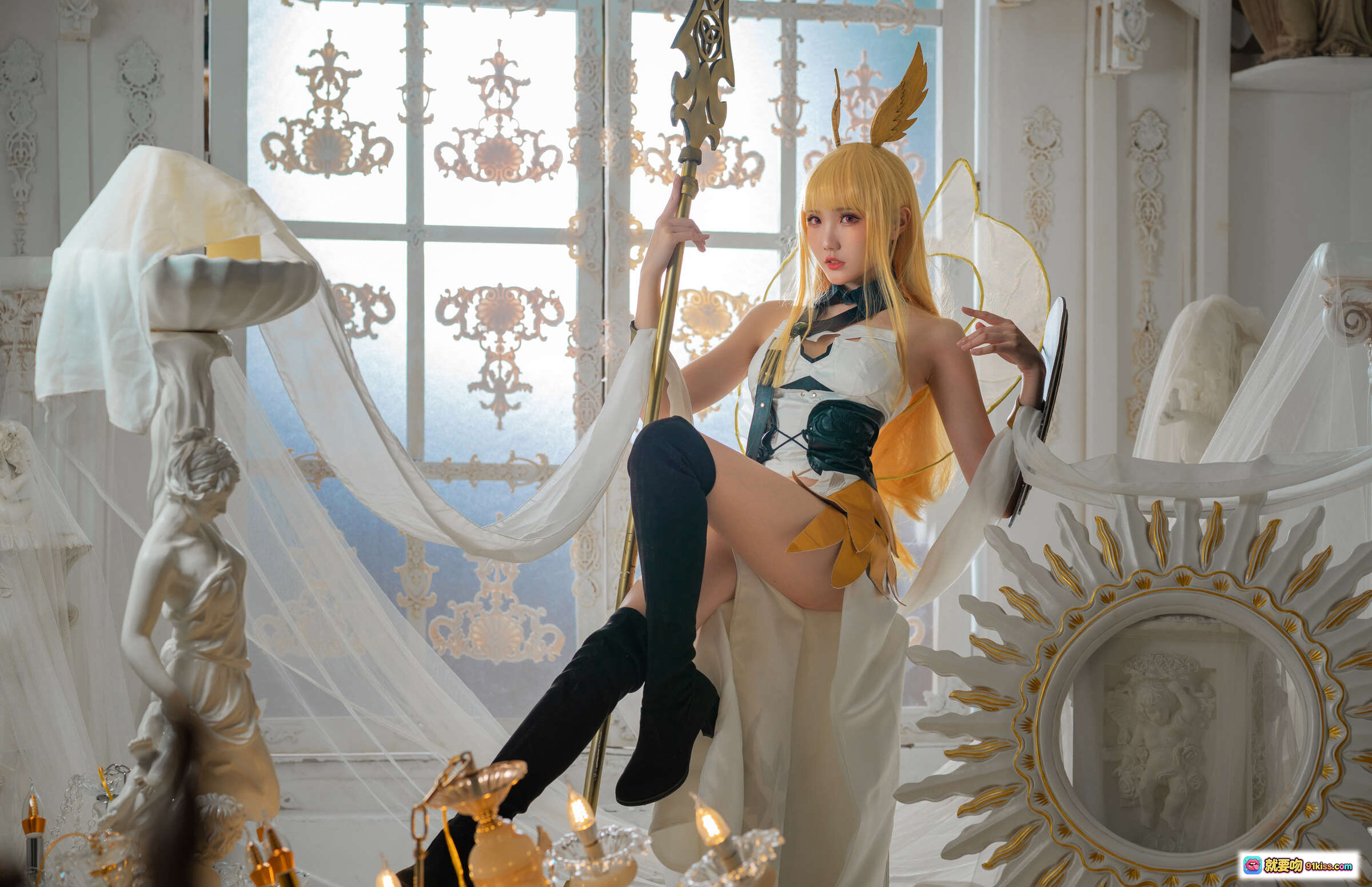 图片[5] - 瓜希酱NO.019瓦尔基里Cosplay写真｜金发双马尾女神造型｜华丽白金战甲｜神圣教堂场景｜精致道具盾剑｜高筒黑袜美腿｜梦幻柔光氛围 - 就要吻