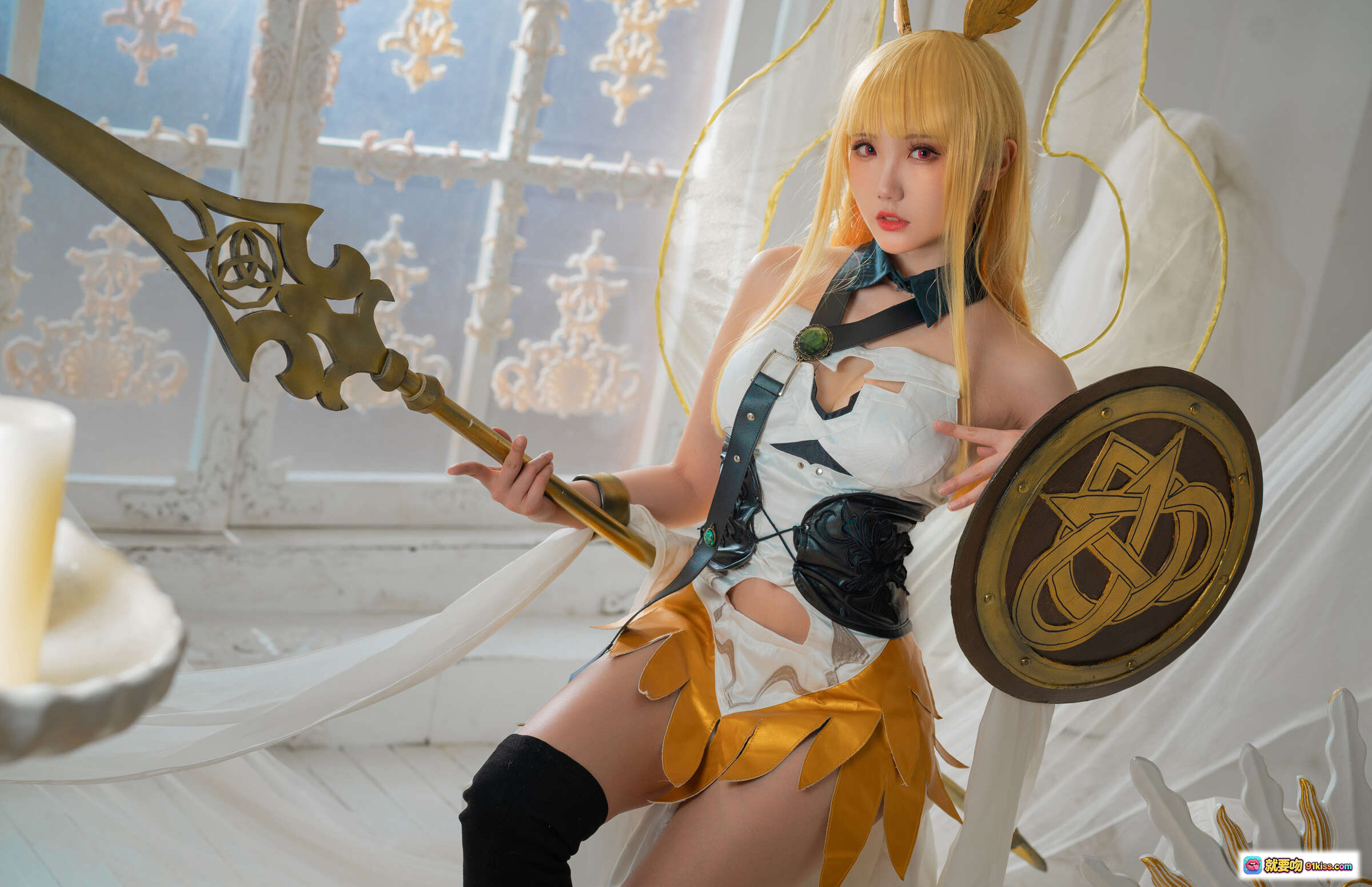 图片[7] - 瓜希酱NO.019瓦尔基里Cosplay写真｜金发双马尾女神造型｜华丽白金战甲｜神圣教堂场景｜精致道具盾剑｜高筒黑袜美腿｜梦幻柔光氛围 - 就要吻