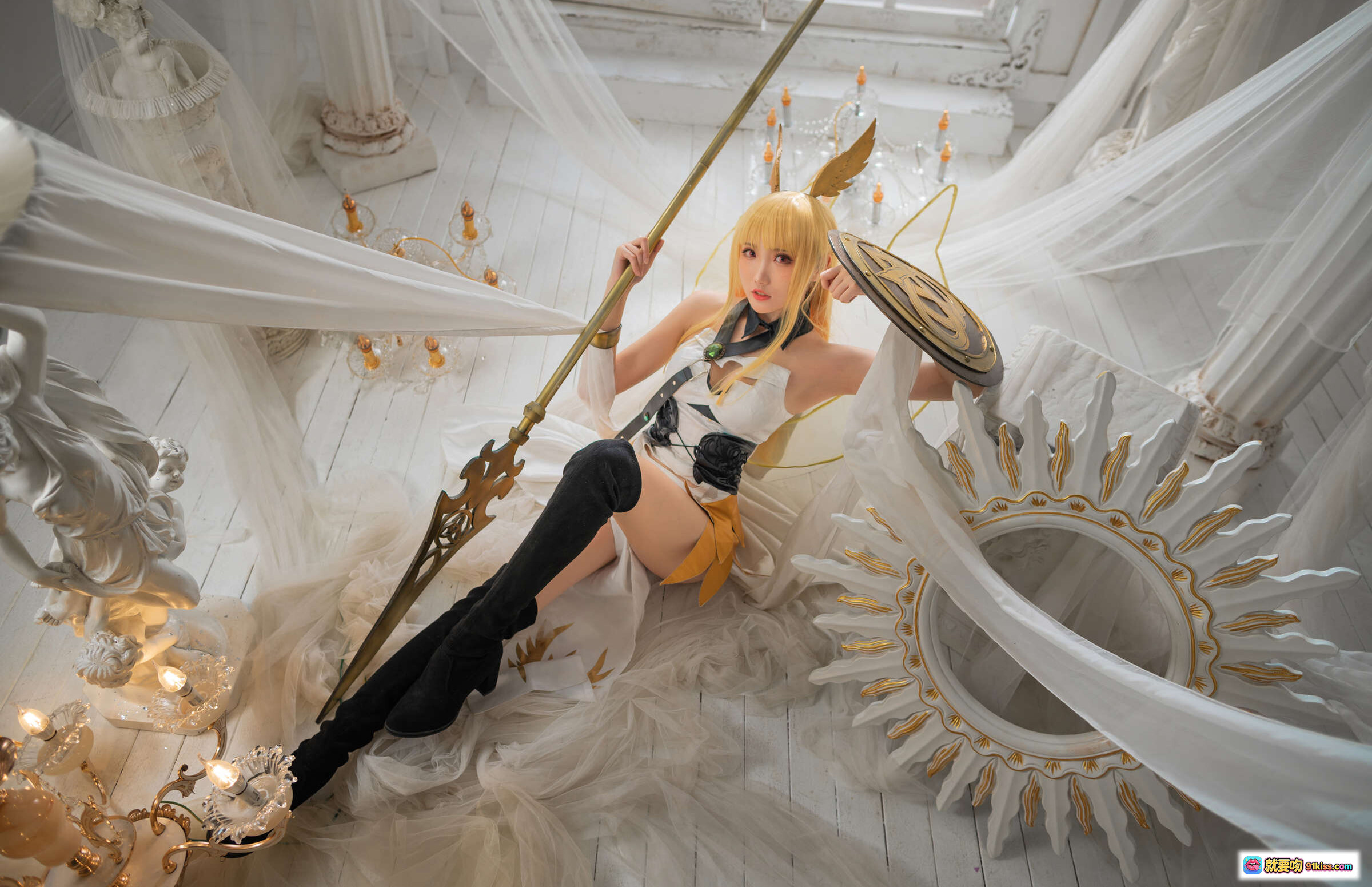 图片[2] - 瓜希酱NO.019瓦尔基里Cosplay写真｜金发双马尾女神造型｜华丽白金战甲｜神圣教堂场景｜精致道具盾剑｜高筒黑袜美腿｜梦幻柔光氛围 - 就要吻