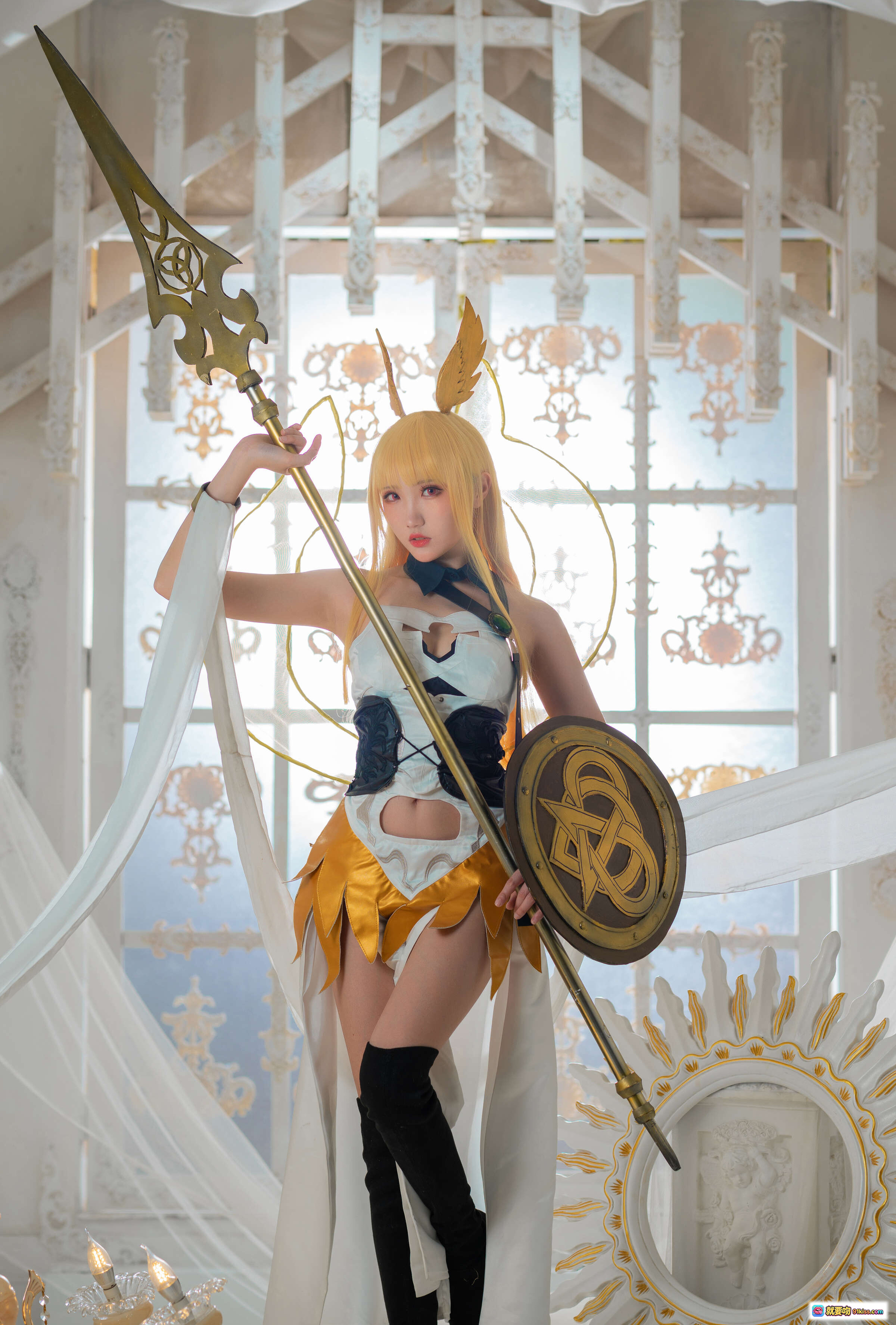 图片[9] - 瓜希酱NO.019瓦尔基里Cosplay写真｜金发双马尾女神造型｜华丽白金战甲｜神圣教堂场景｜精致道具盾剑｜高筒黑袜美腿｜梦幻柔光氛围 - 就要吻
