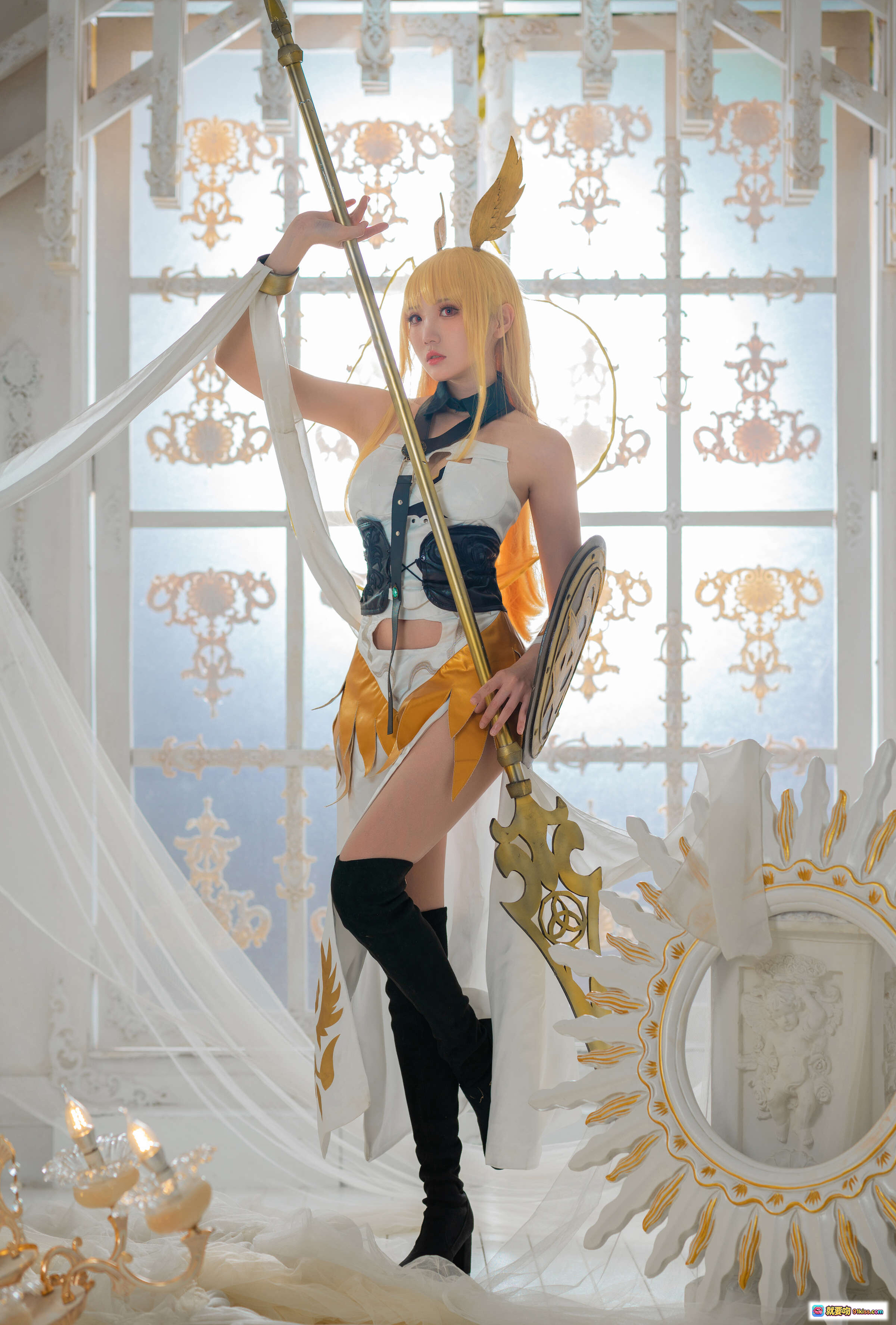图片[10] - 瓜希酱NO.019瓦尔基里Cosplay写真｜金发双马尾女神造型｜华丽白金战甲｜神圣教堂场景｜精致道具盾剑｜高筒黑袜美腿｜梦幻柔光氛围 - 就要吻
