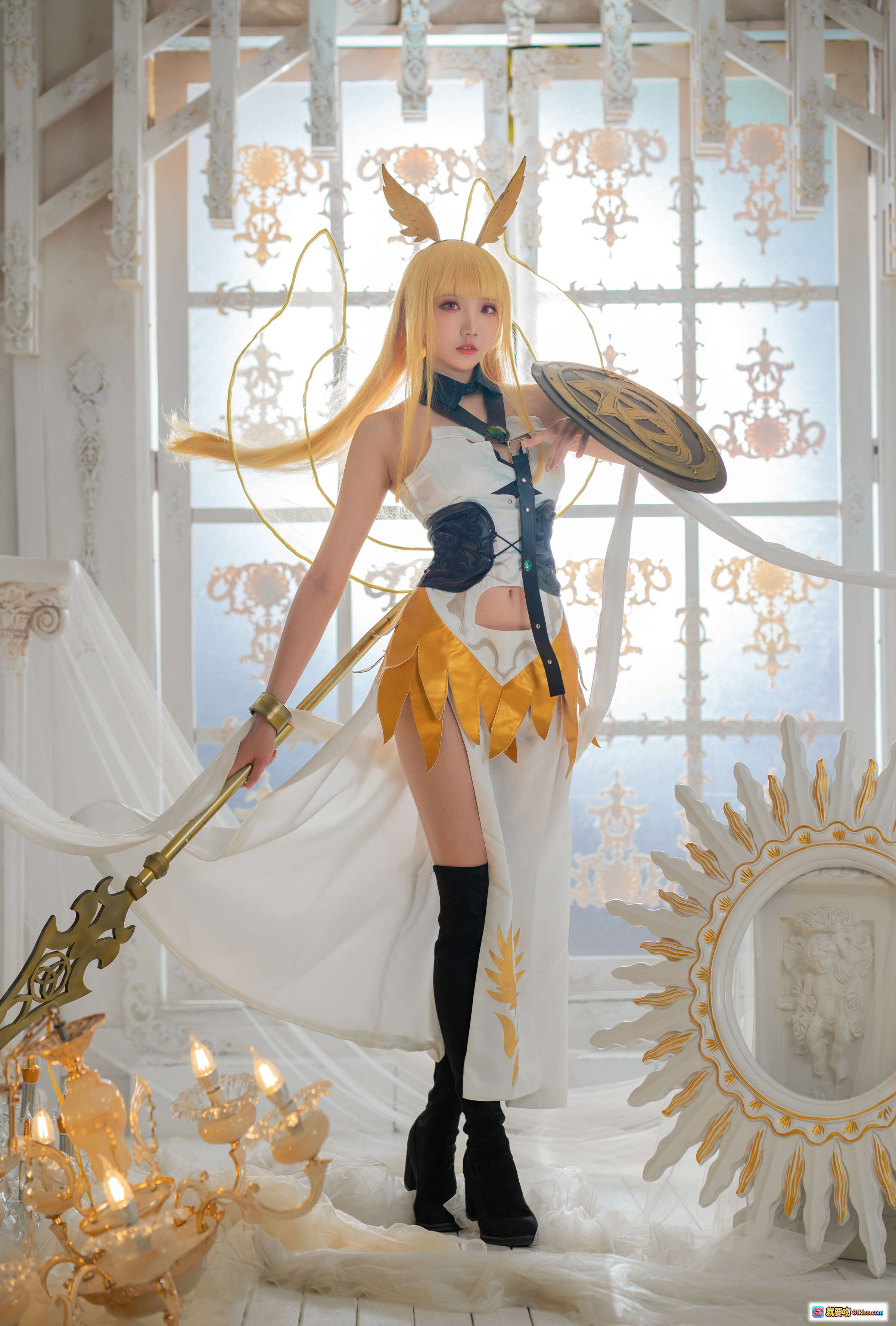 图片[6] - 瓜希酱NO.019瓦尔基里Cosplay写真｜金发双马尾女神造型｜华丽白金战甲｜神圣教堂场景｜精致道具盾剑｜高筒黑袜美腿｜梦幻柔光氛围 - 就要吻