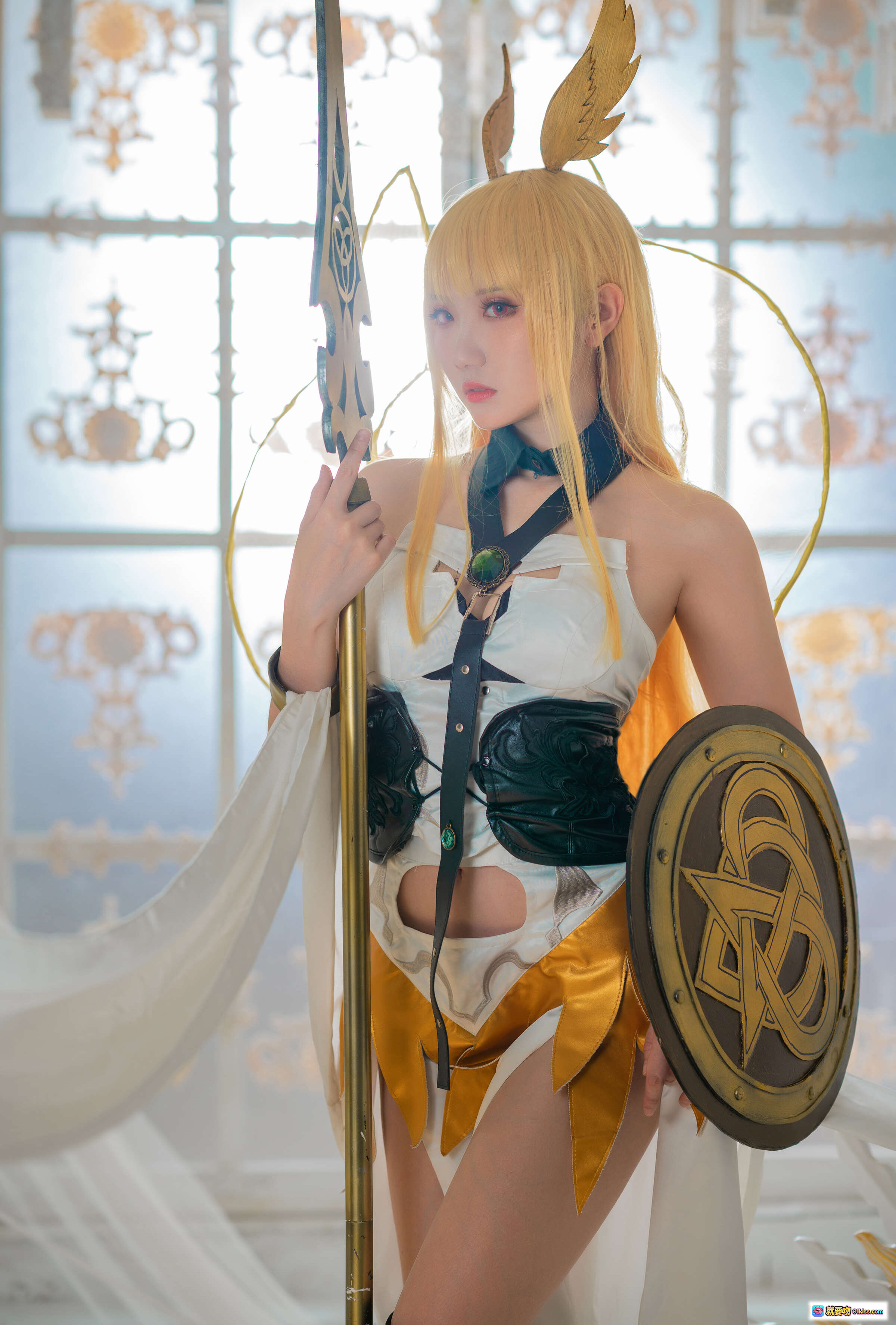 图片[8] - 瓜希酱NO.019瓦尔基里Cosplay写真｜金发双马尾女神造型｜华丽白金战甲｜神圣教堂场景｜精致道具盾剑｜高筒黑袜美腿｜梦幻柔光氛围 - 就要吻
