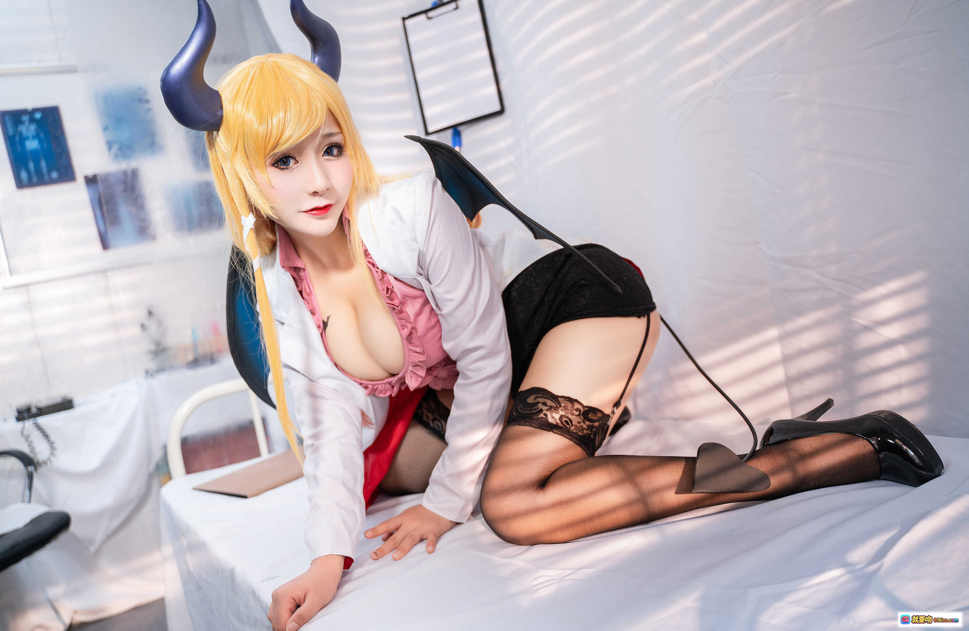 图片[2] - 三刀刀miido NO.016 巧可老师 Cosplay 医院场景 黑丝高跟 角与翅膀 白大褂粉内衣 22P378MB - 就要吻