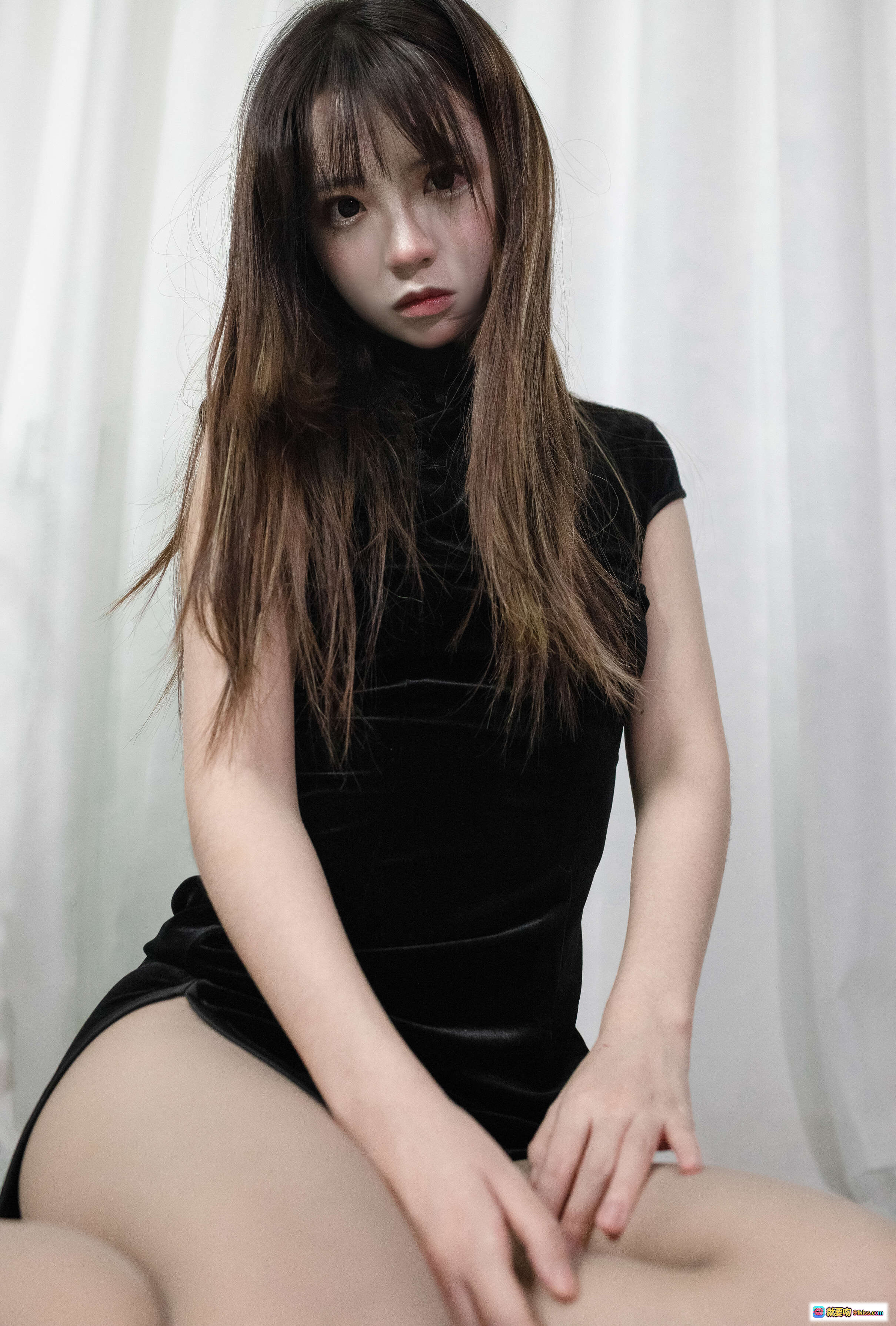 图片[2] - 疯猫ss NO.074 黑旗袍写真 美女高跟鞋蹲姿 丝绒质感 优雅性感 白纱背景 柔光人像 20P高清图集 - 就要吻