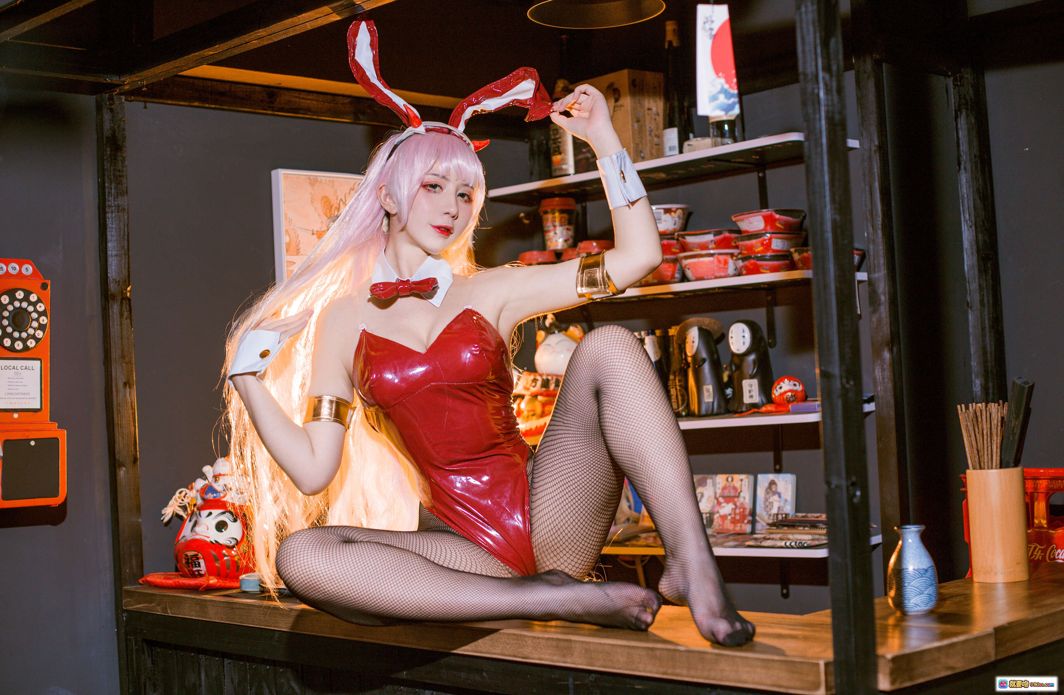 图片[2] - 九曲Jean NO.041 兔女郎02写真 | 粉发红装渔网袜高跟鞋 Cosplay 30P高清图集 - 就要吻