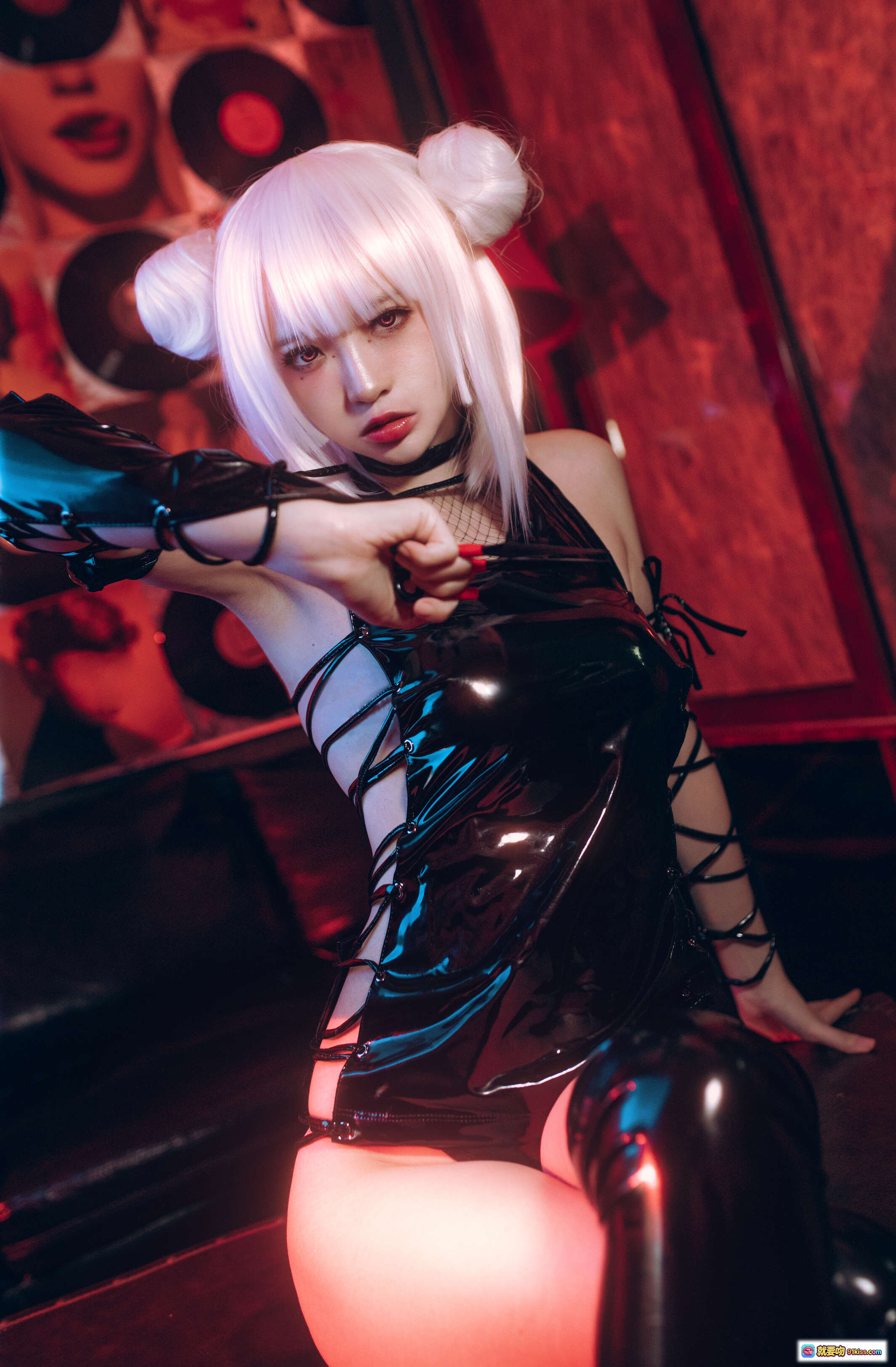 疯猫ss NO.103 胶衣忍者 Cosplay 白发双马尾 黑色乳胶紧身衣 网纱内搭 红光氛围感 性感写真 40P高清图集 - 就要吻
