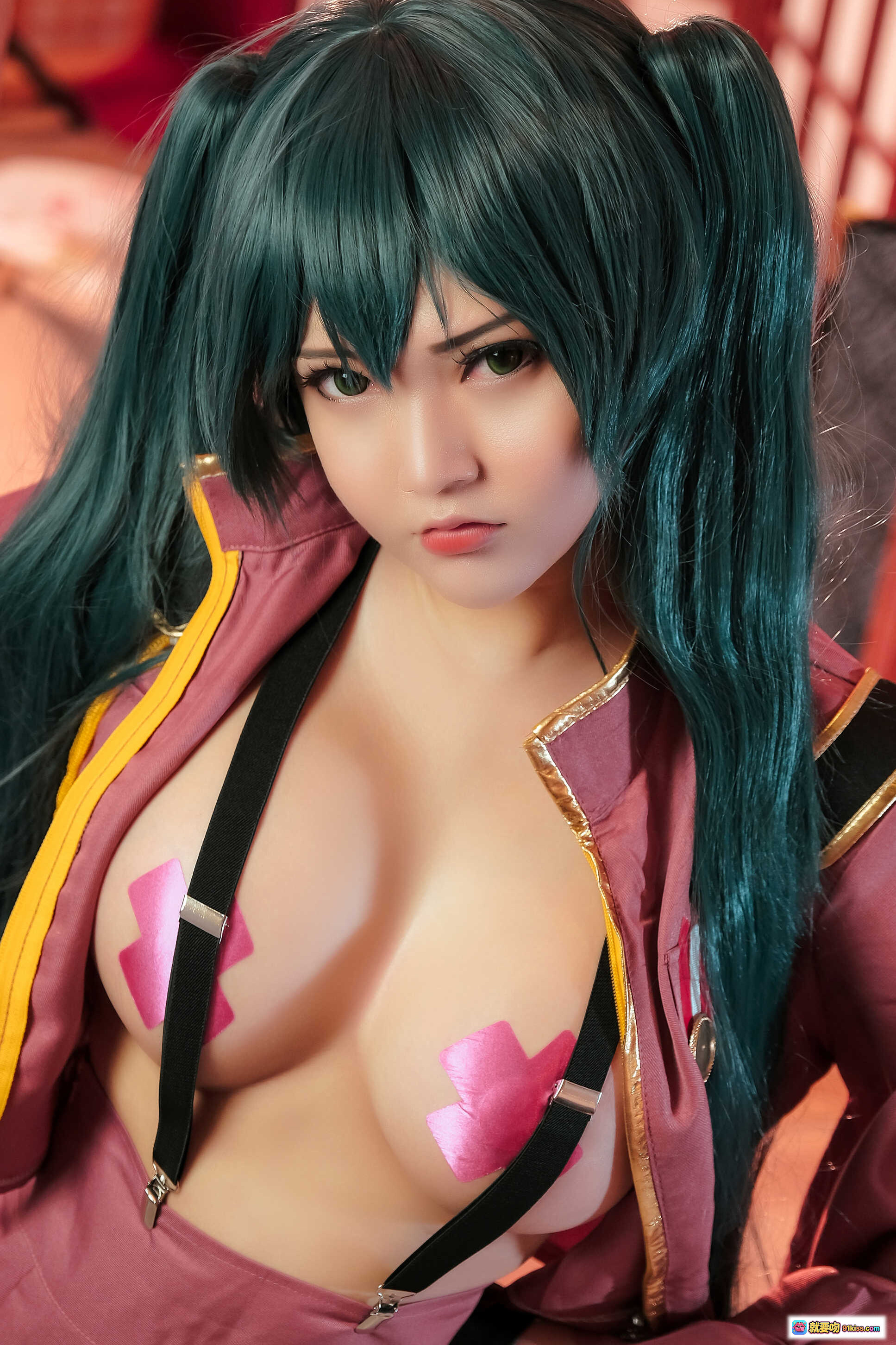 图片[7] - Miku Senbonzakura Cosplay 粉色和风服饰 黑长直双马尾 日式屏风背景 红灯笼装饰 精致妆容 手套造型 摄影写真集 - 就要吻