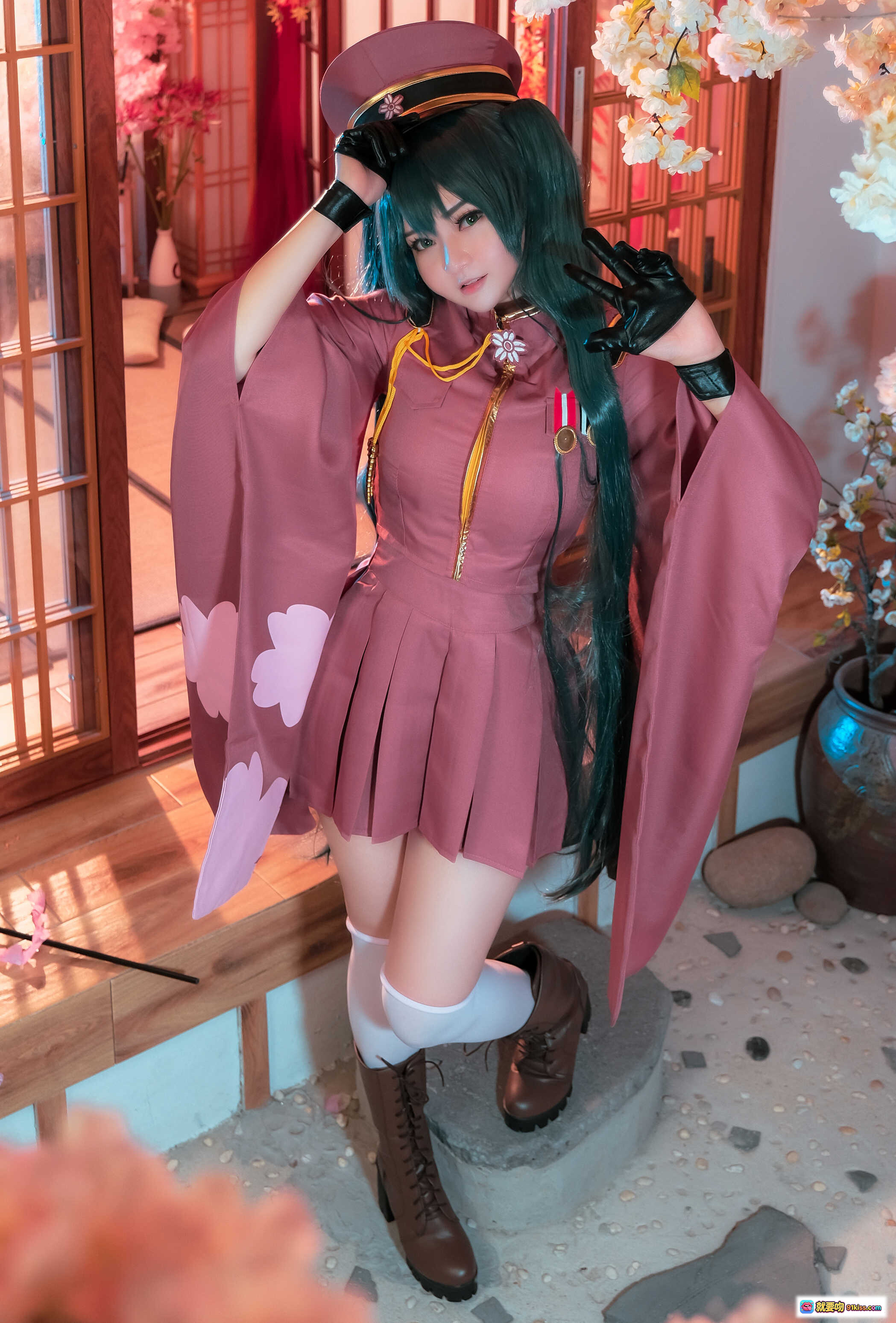 图片[8] - Miku Senbonzakura Cosplay 粉色和风服饰 黑长直双马尾 日式屏风背景 红灯笼装饰 精致妆容 手套造型 摄影写真集 - 就要吻