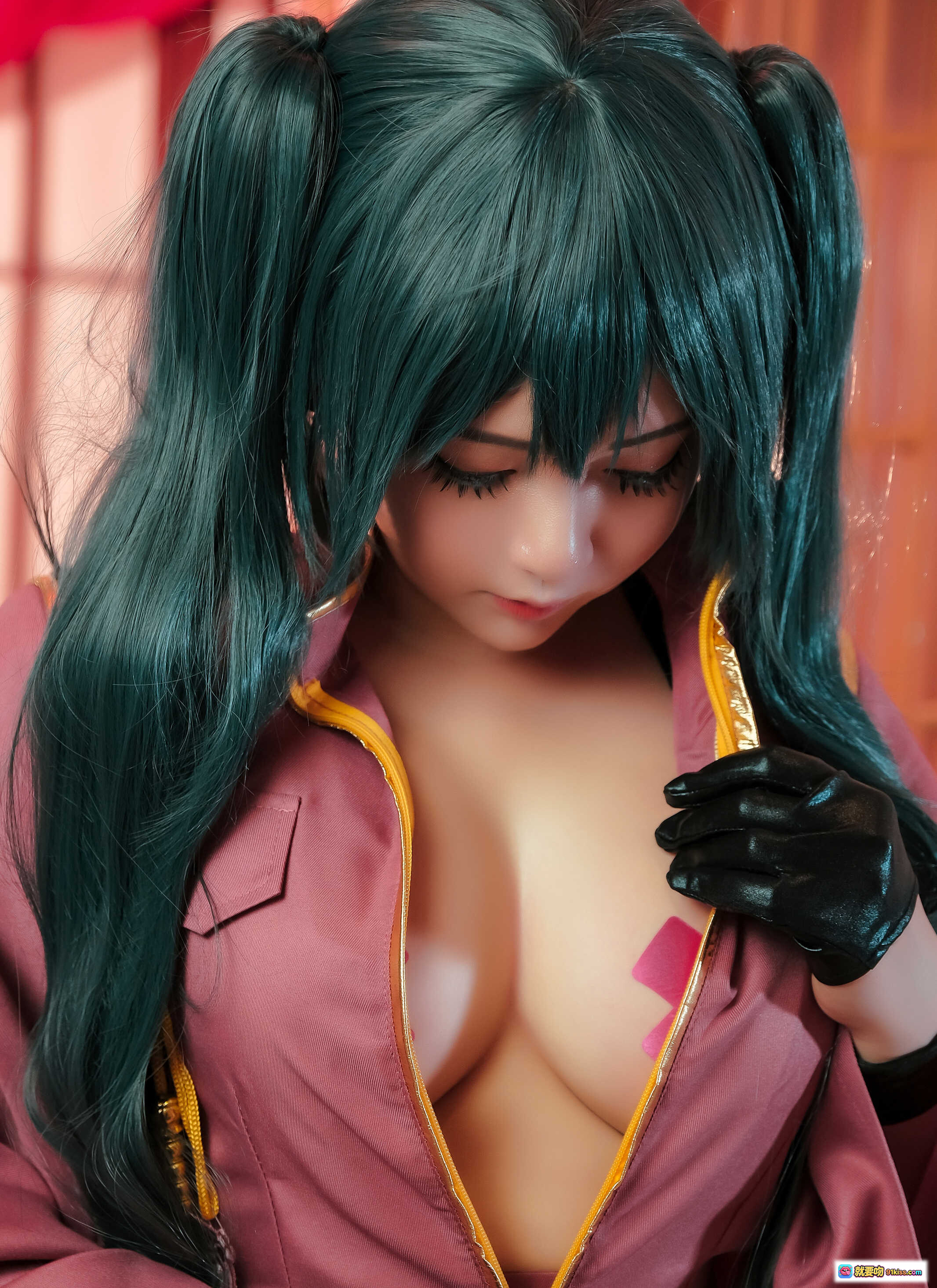 图片[6] - Miku Senbonzakura Cosplay 粉色和风服饰 黑长直双马尾 日式屏风背景 红灯笼装饰 精致妆容 手套造型 摄影写真集 - 就要吻