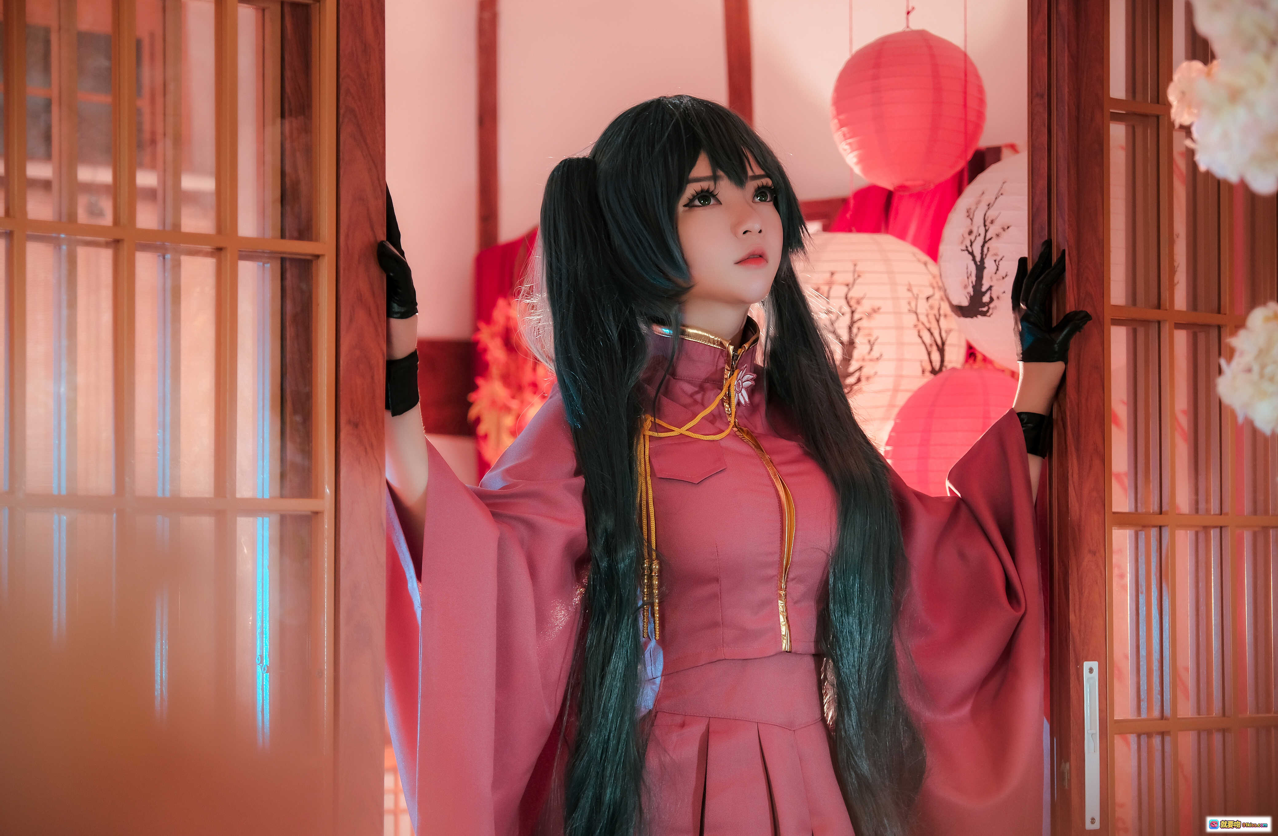 图片[1] - Miku Senbonzakura Cosplay 粉色和风服饰 黑长直双马尾 日式屏风背景 红灯笼装饰 精致妆容 手套造型 摄影写真集 - 就要吻