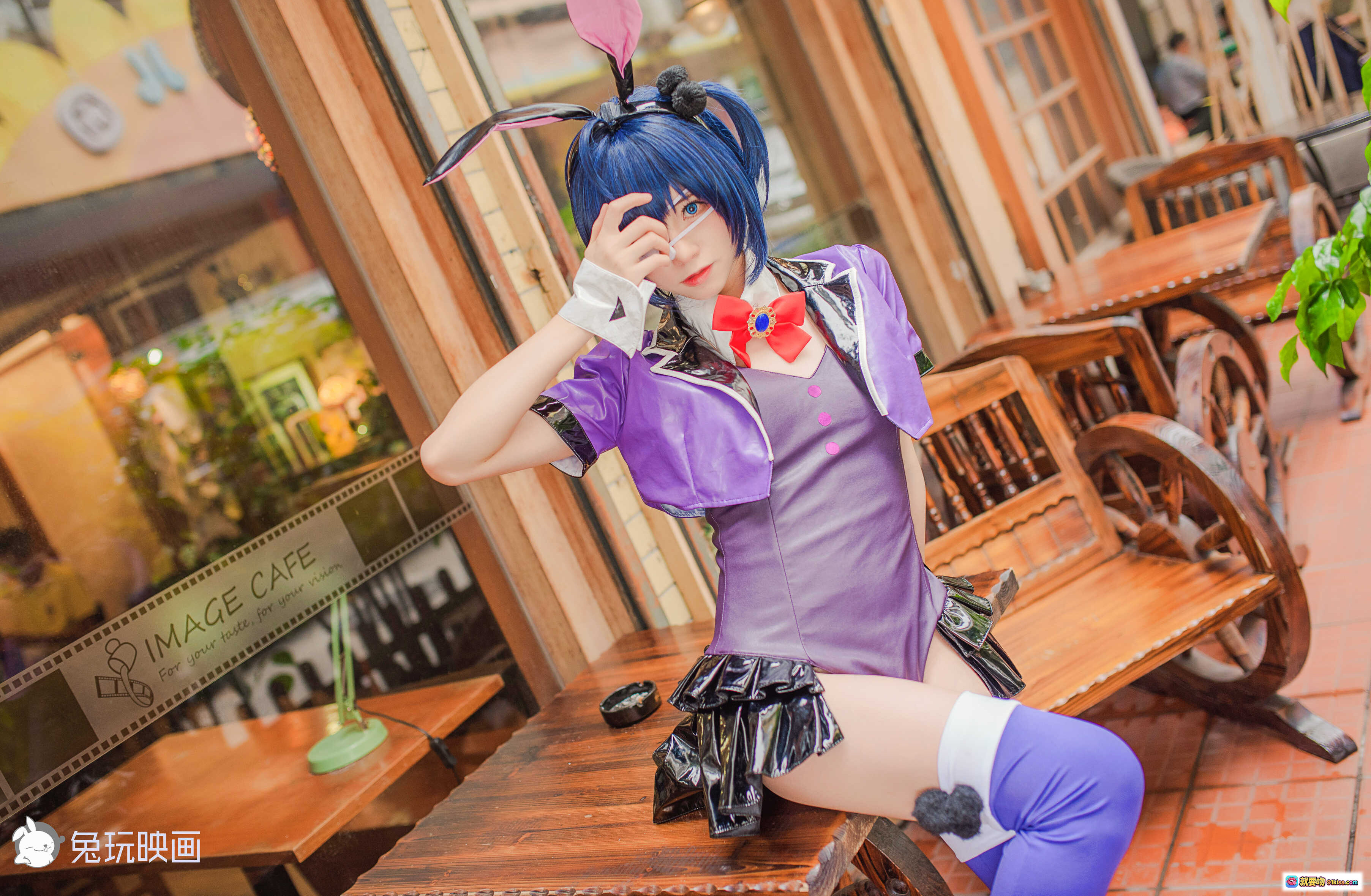 小鸟游六花兔女郎Cosplay写真 | Kitaro绮太郎NO.041紫色制服黑丝美腿48P高清图集 - 就要吻