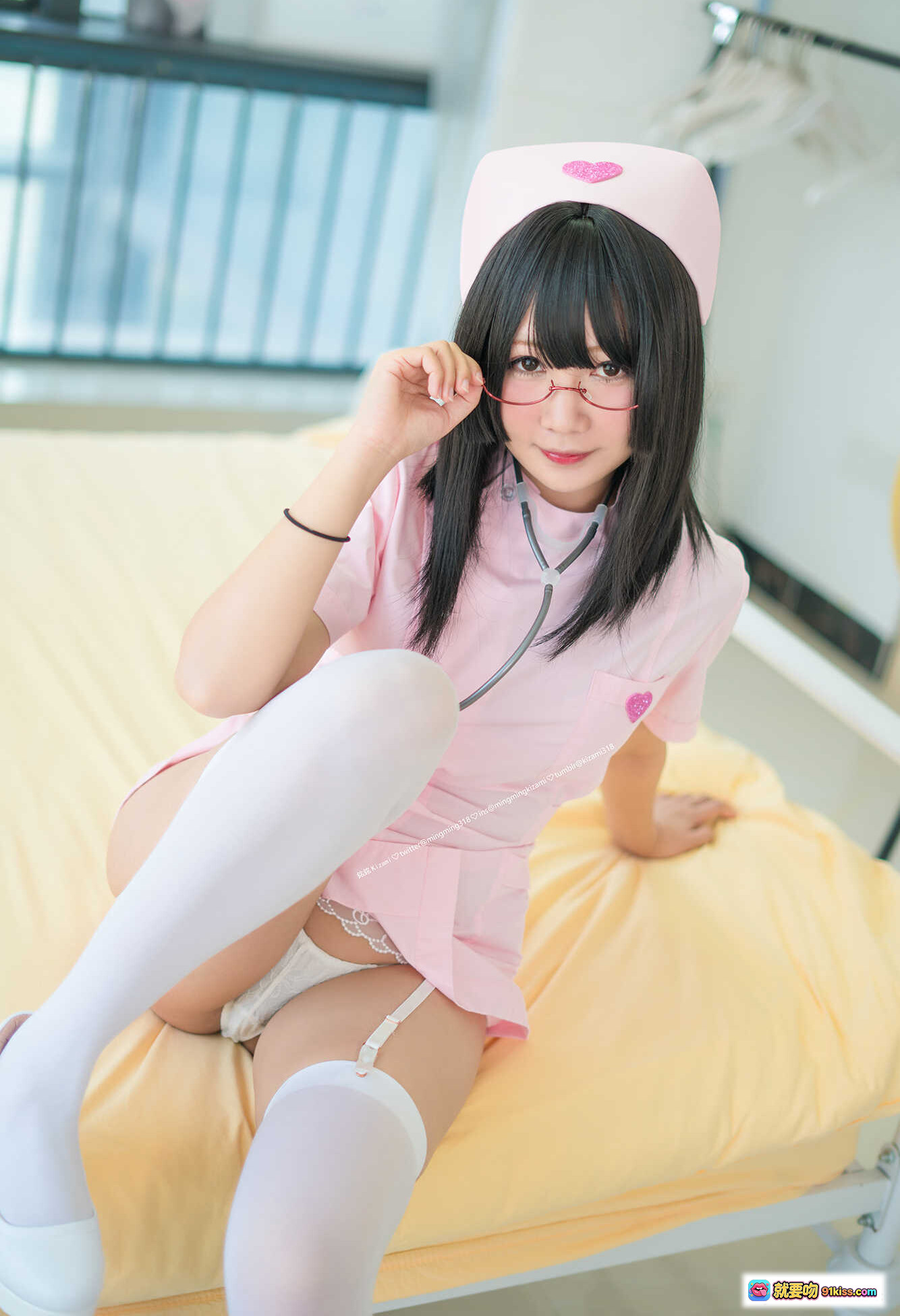 图片[6] - 铭铭Kizami Vol.001 粉色护士装 Cosplay 写真集 93P 199MB 白丝吊带袜 红框眼镜 室内床边拍摄 - 就要吻