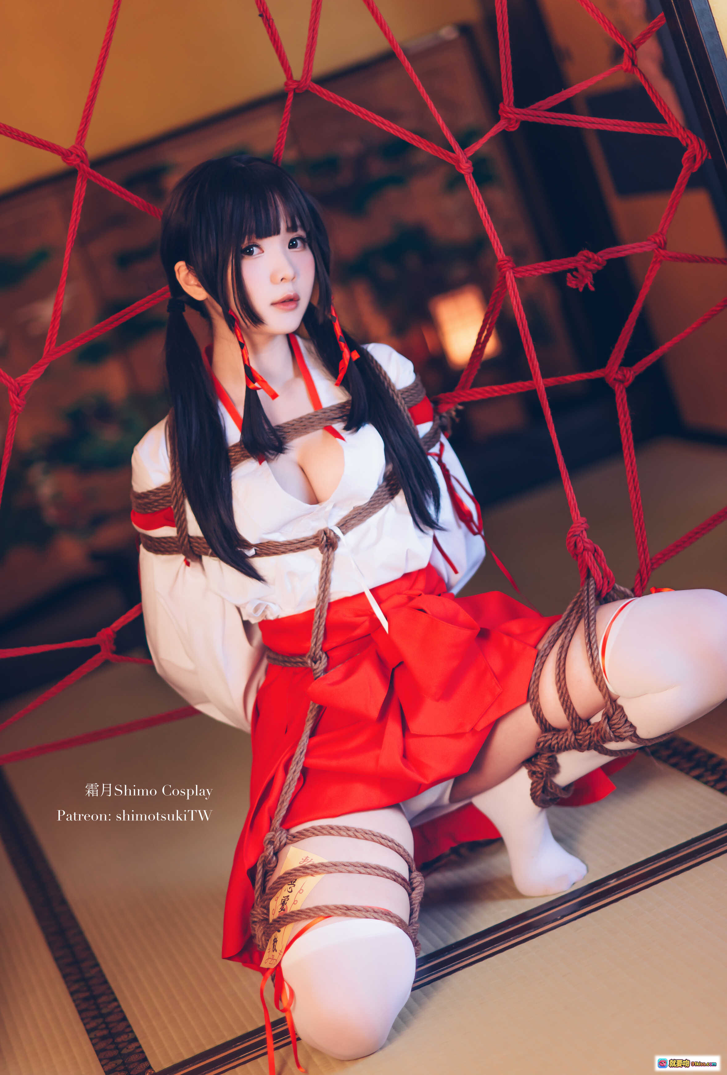 霜月Shimo巫女Cosplay捆绑艺术写真 | 日式绳艺束缚 | 红白和风服饰 | 24P高清图集 - 就要吻