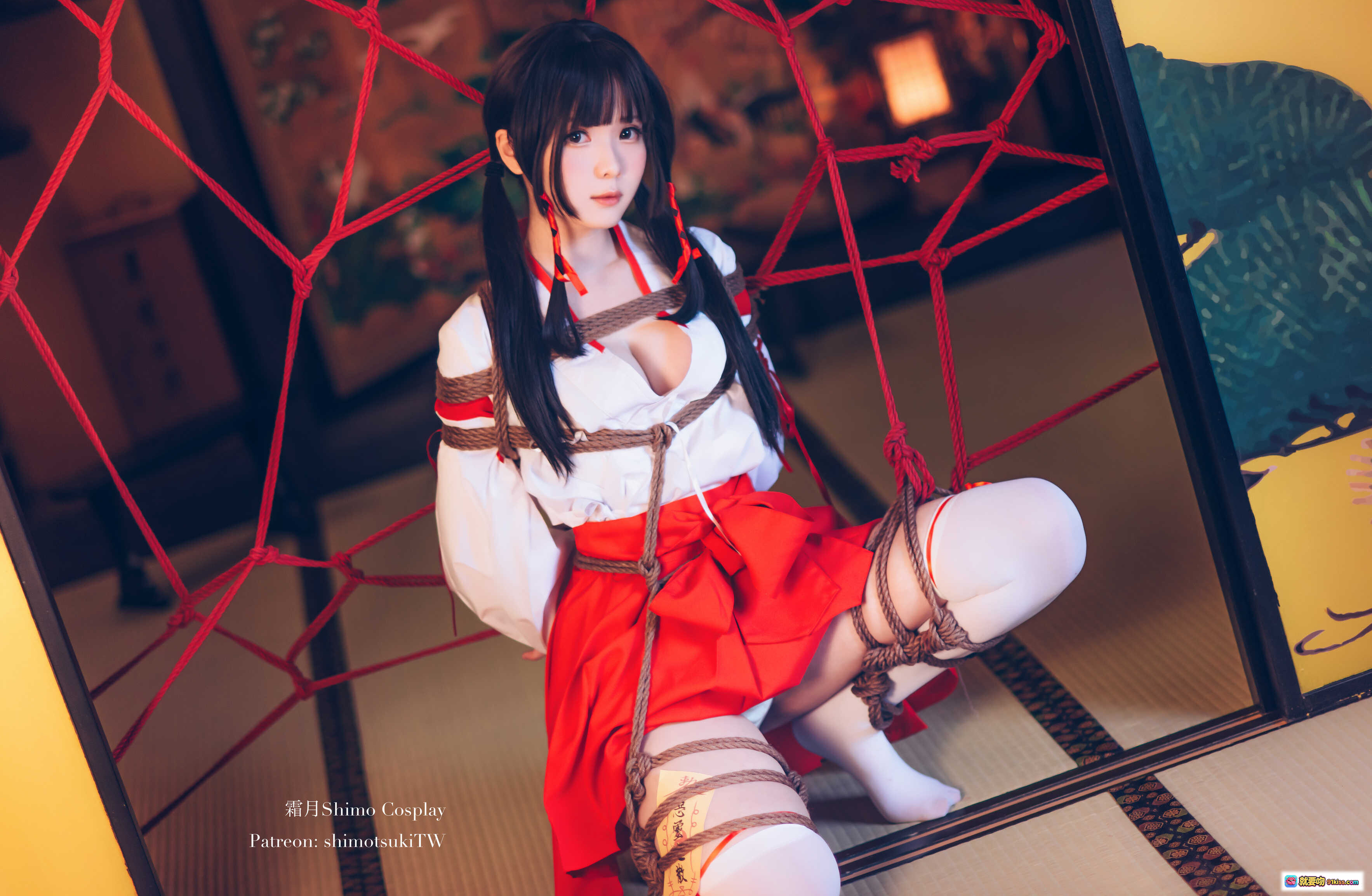 图片[2] - 霜月Shimo巫女Cosplay捆绑艺术写真 | 日式绳艺束缚 | 红白和风服饰 | 24P高清图集 - 就要吻