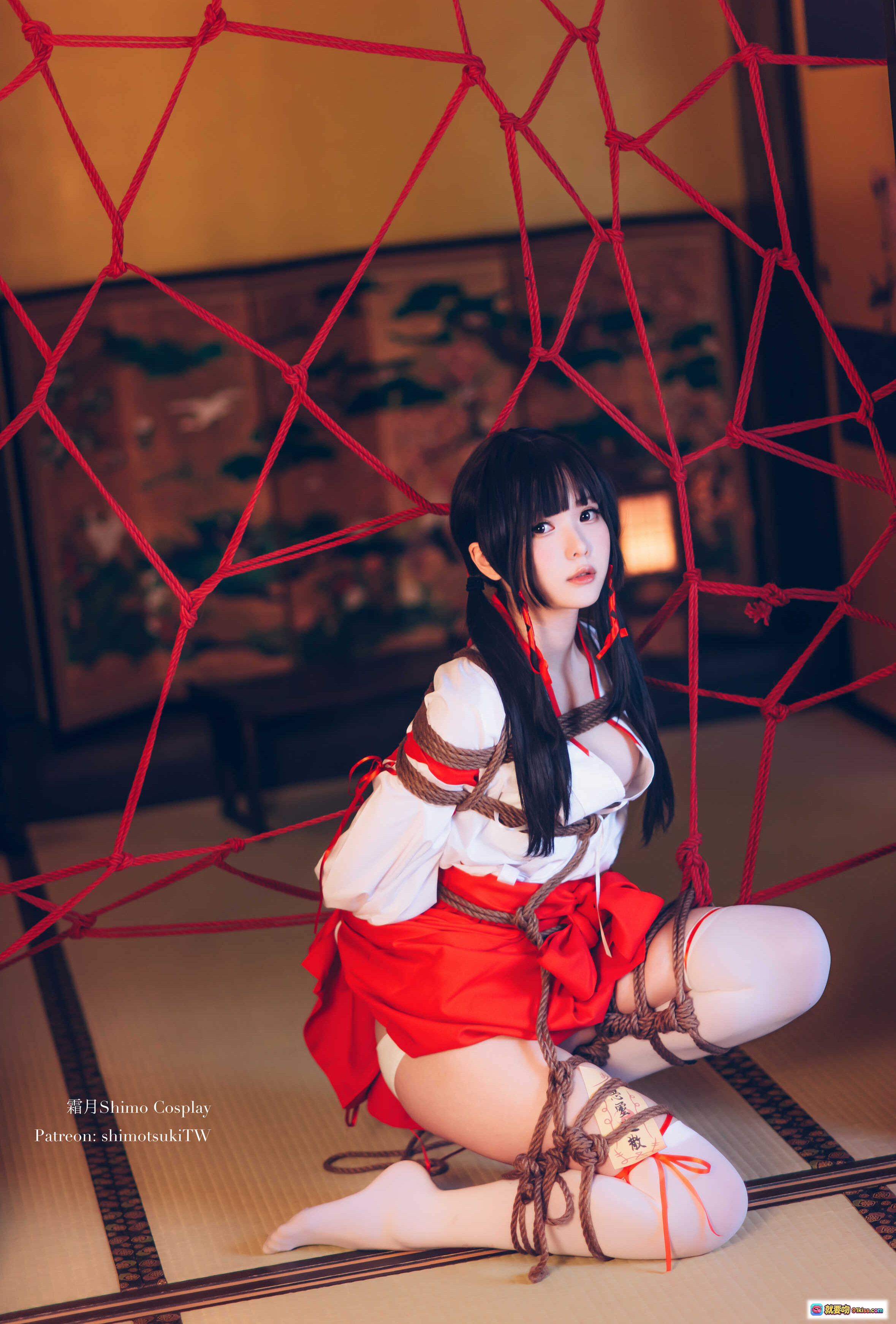 图片[3] - 霜月Shimo巫女Cosplay捆绑艺术写真 | 日式绳艺束缚 | 红白和风服饰 | 24P高清图集 - 就要吻