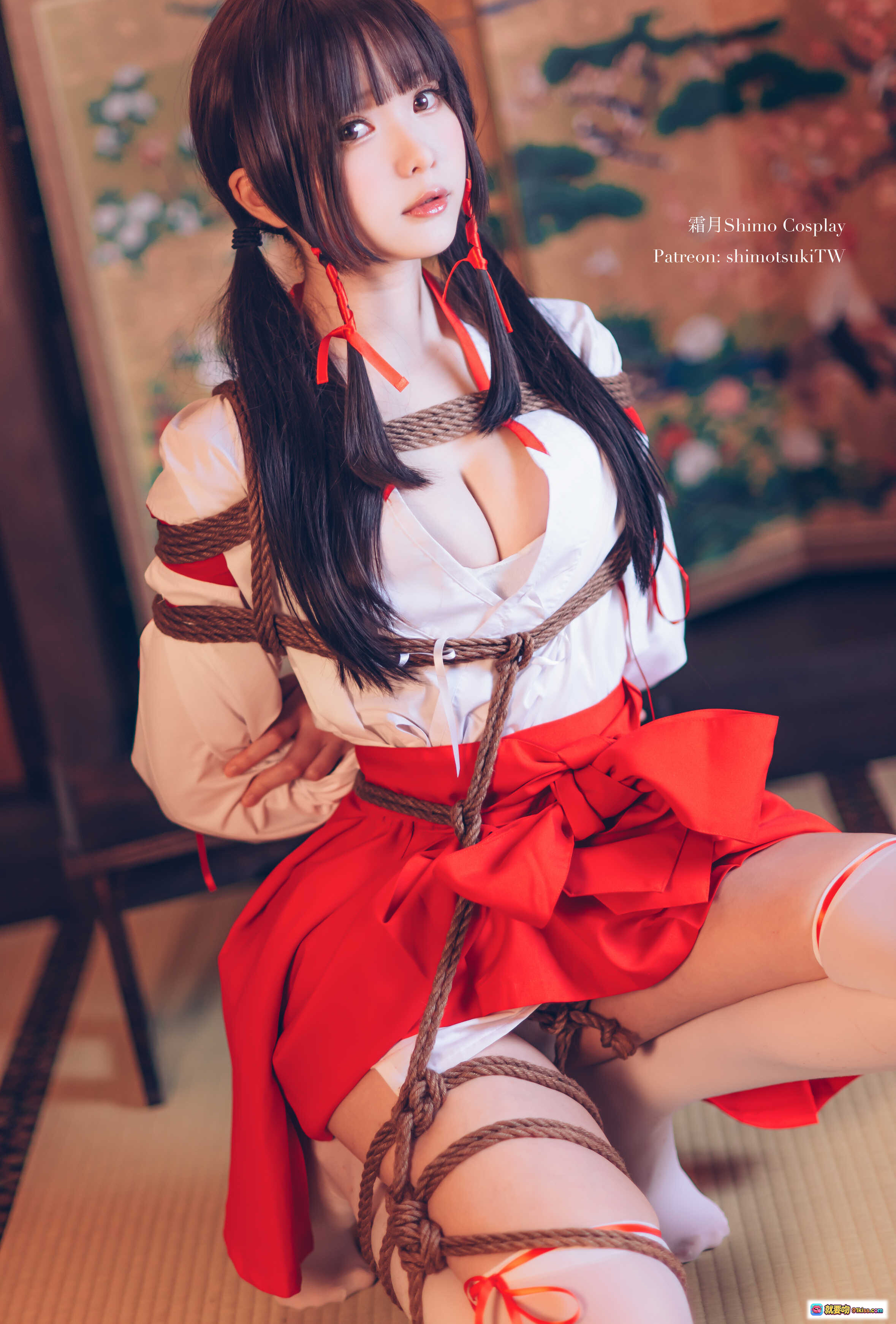 图片[4] - 霜月Shimo巫女Cosplay捆绑艺术写真 | 日式绳艺束缚 | 红白和风服饰 | 24P高清图集 - 就要吻