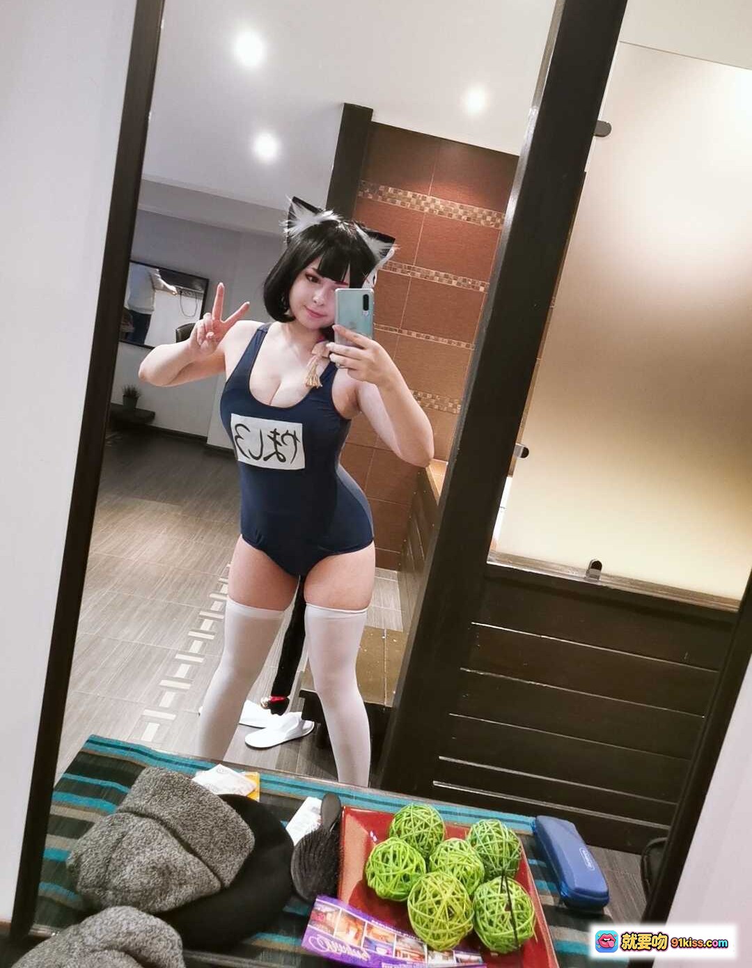 图片[9] - 017 Yoshinobi Yamashiro 猫耳泳装自拍 美女COS写真 镜前摆拍 白袜黑尾 时尚室内场景 - 就要吻