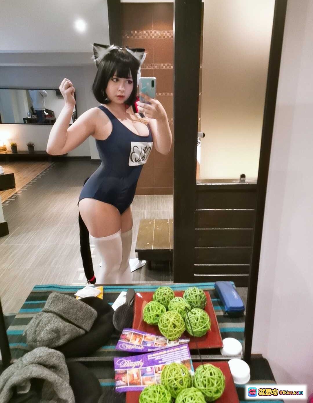 图片[1] - 017 Yoshinobi Yamashiro 猫耳泳装自拍 美女COS写真 镜前摆拍 白袜黑尾 时尚室内场景 - 就要吻