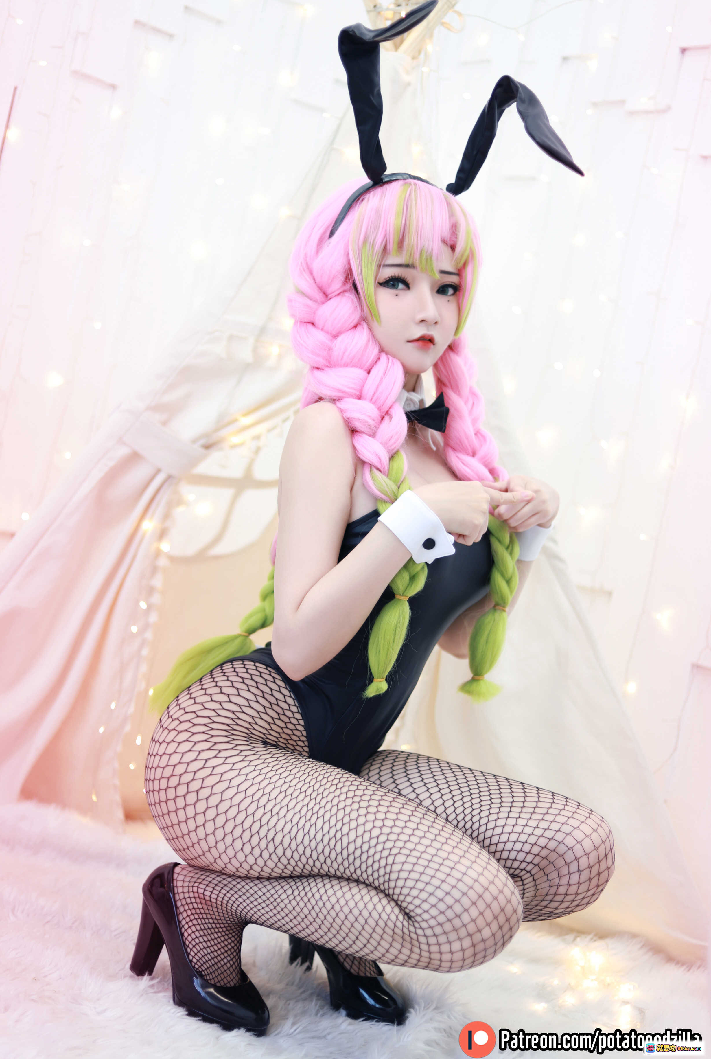 图片[7] - Mitsuri Kanroji Cosplay | 粉绿双马尾兔女郎 | 黑色兔耳+渔网袜 | 甜美性感造型 | 动漫角色还原 | Potato Godzilla NO.018 - 就要吻