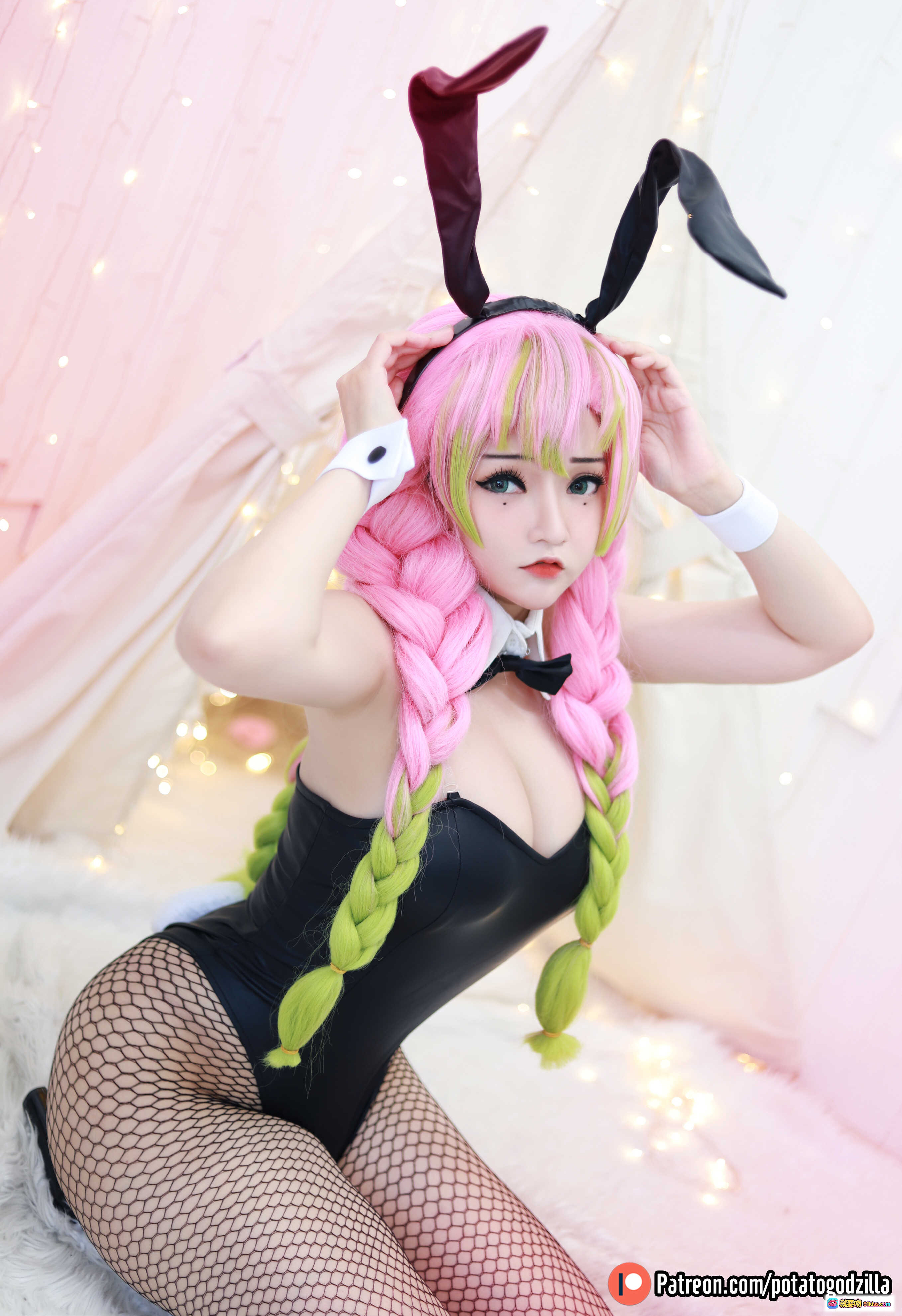 图片[3] - Mitsuri Kanroji Cosplay | 粉绿双马尾兔女郎 | 黑色兔耳+渔网袜 | 甜美性感造型 | 动漫角色还原 | Potato Godzilla NO.018 - 就要吻