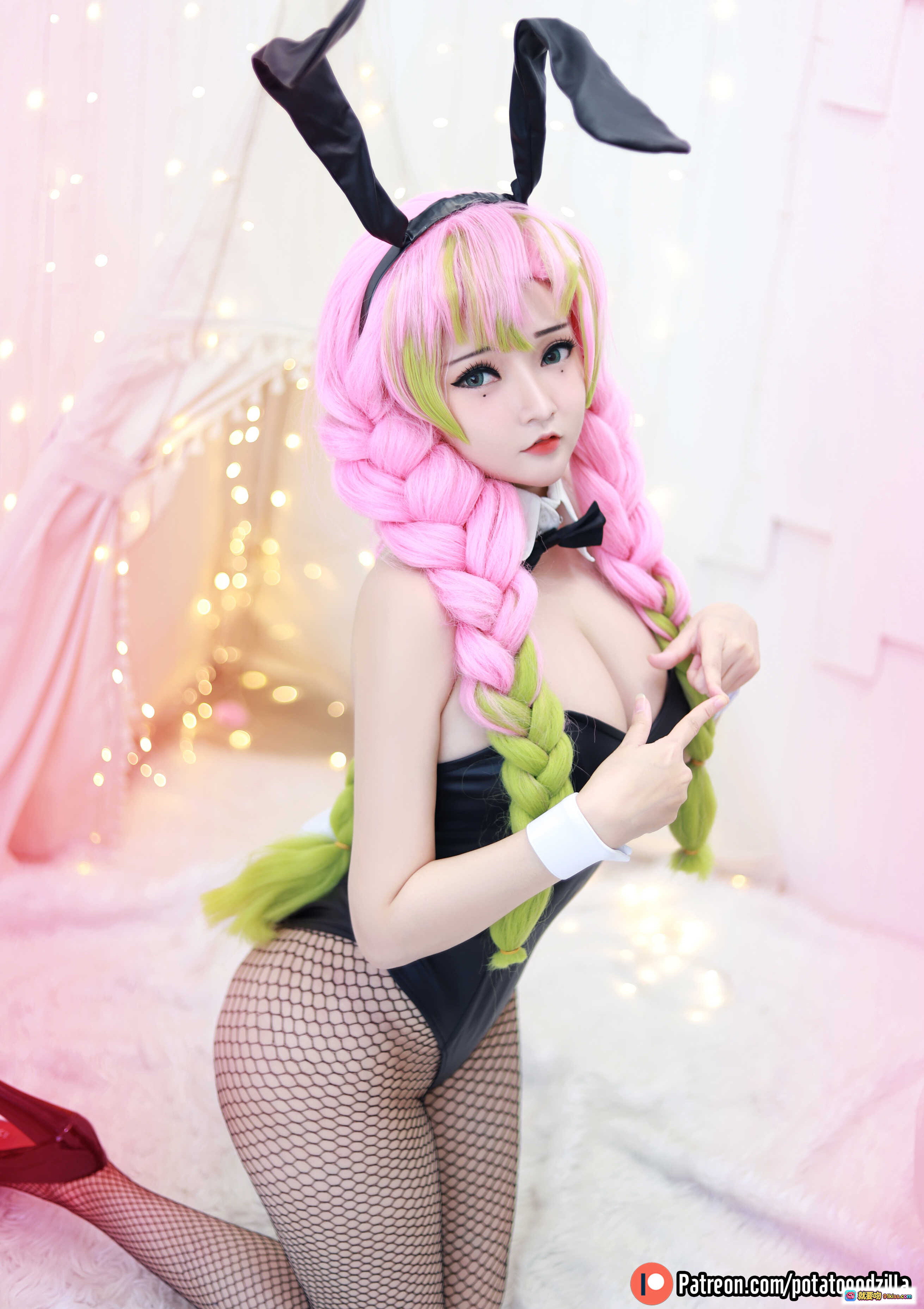 图片[9] - Mitsuri Kanroji Cosplay | 粉绿双马尾兔女郎 | 黑色兔耳+渔网袜 | 甜美性感造型 | 动漫角色还原 | Potato Godzilla NO.018 - 就要吻