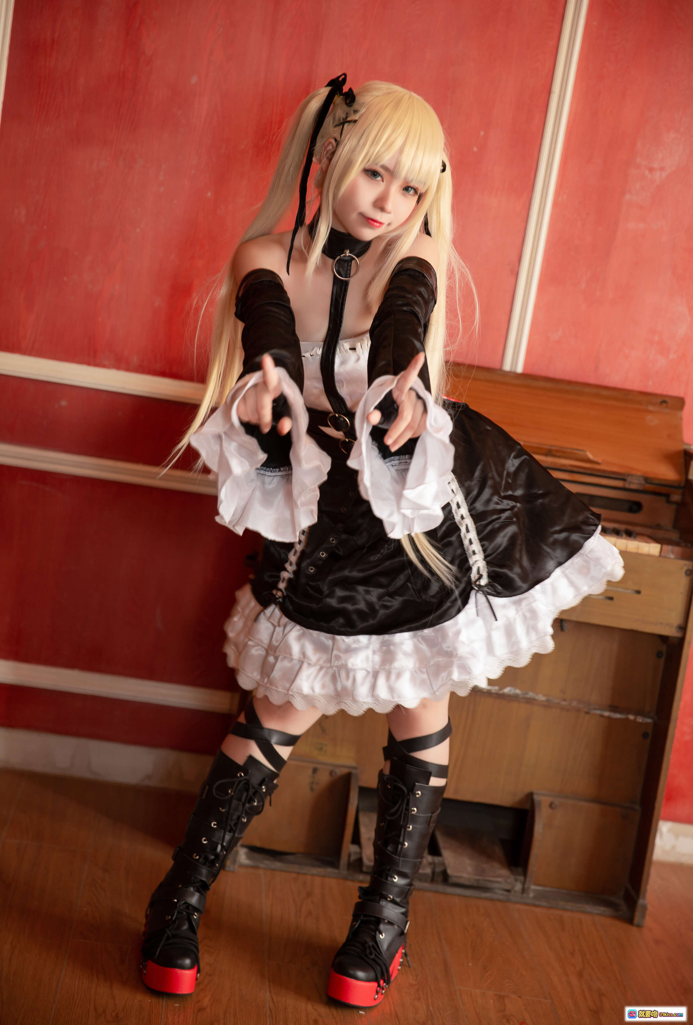 图片[4] - 玛丽萝丝cosplay写真 | 黑白洛丽塔裙装 | 金发双马尾 | 红色高跟靴 | 室内钢琴背景 | 优雅坐姿摆拍 - 就要吻
