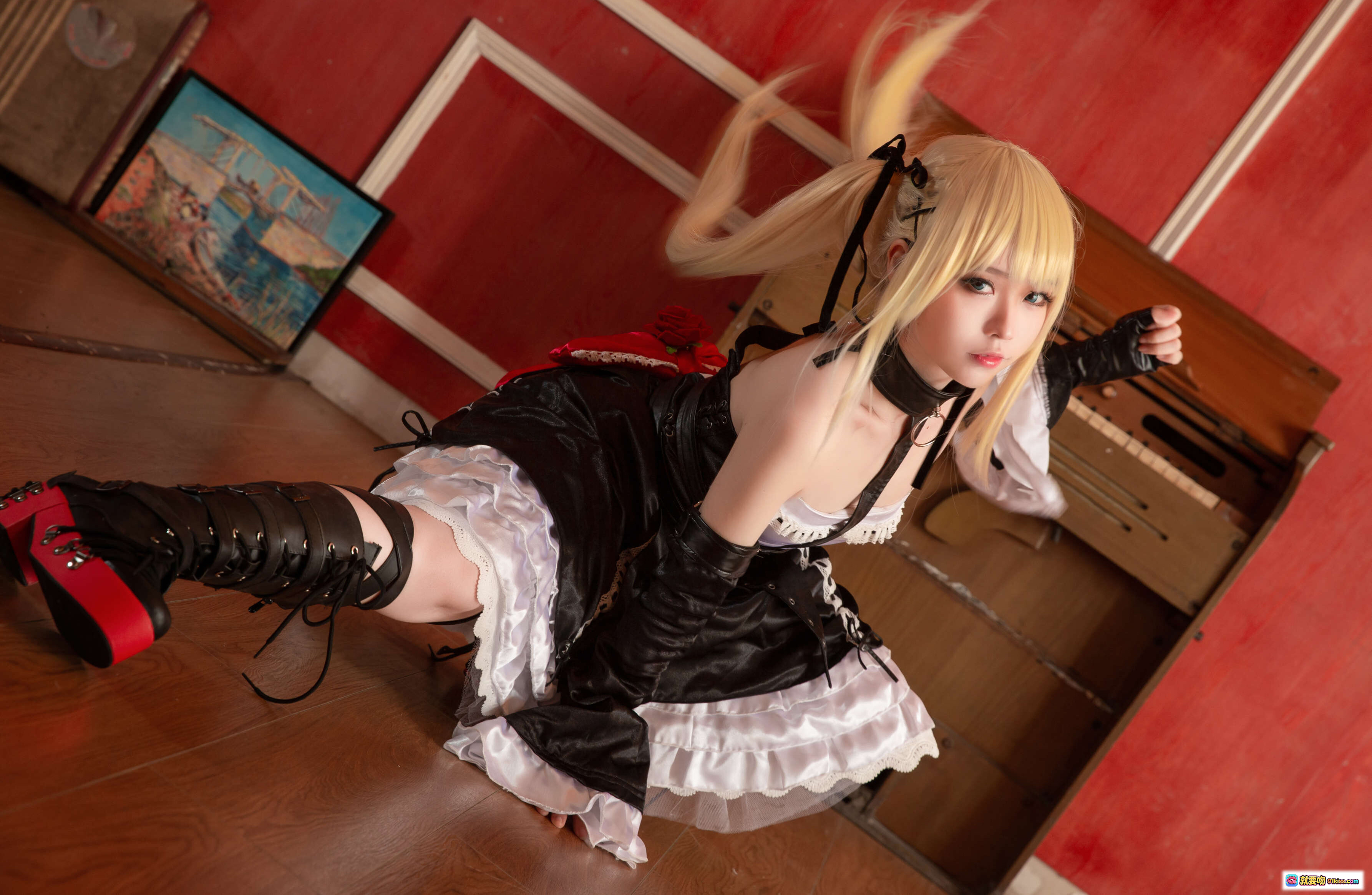 图片[2] - 玛丽萝丝cosplay写真 | 黑白洛丽塔裙装 | 金发双马尾 | 红色高跟靴 | 室内钢琴背景 | 优雅坐姿摆拍 - 就要吻